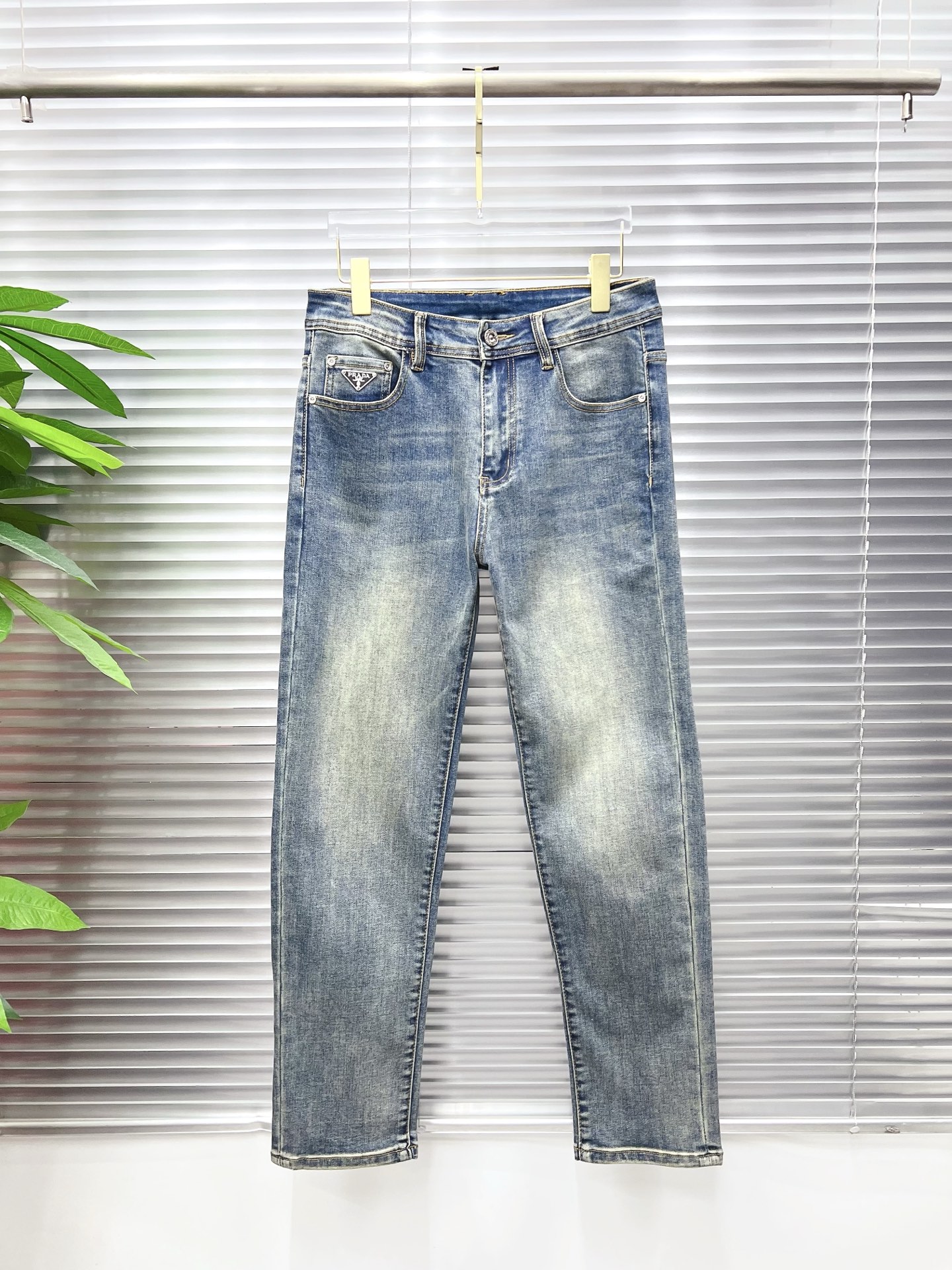 NO:872318,PRADA Men's denim jeans, official album and poster outfit!  High-grade imported denim raw color fabrics are supplied to customers, and the pure 13oz denim fabrics from Okayama, Japan are specially selected. Heavy-duty environmentally friendly plant enzyme washing process is used. The texture has a light retro color, which is quite beautiful and is very suitable for autumn and winter color matching. The fabric is soft and delicate after washing, but has strong bones and a slight stretch, providing an excellent comfortable experience. There is no damage from any technological elements throughout the body, retaining the purest tannin color!  The details throughout the body are perfect, exquisite and sophisticated. The latest leather label on the waist highlights the brand's characteristics. The hardware accessories, leather label and wiring all reflect the craftsmanship!  The silhouette is perfectly tailored and has excellent butt lift and slimming effect. It can be easily matched with any top in the wardrobe. It has wide compatibility and is suitable for various daily wear. The upper body is full of style. It is a must-have trousers for those who are obsessed with quality control and 1V!  Size 29-38 (not 35.37),, prada, prada, jeans,19860909PRADA 普拉达 男士丹宁牛仔裤,官宣画册海报穿搭款！ 客供高级进口的丹宁原色面料,特选日本冈山纯正13oz 盎司牛仔布料,重磅环保植物酵素水洗工艺,肌理有着淡淡的复古色彩,相当漂亮,极符合秋冬的配色,面料经过水洗后柔软细腻,但筋骨感极强,且略带弹力,提供了绝佳的舒适体验,通身无任何工艺元素破坏,保留了最纯粹的丹宁本色！通身细节完美如斯,精湛且考究,最新的腰部皮标彰显了品牌特质,五金配件、皮标、走线无不体现出匠心工艺！版型剪裁完美,提臀修身效果绝佳,可轻松横扫衣橱任何的上装搭配,兼容性广泛,满足于日常各种穿搭,上身型款十足,于品质控及1V迷控者必入型裤装！ 尺码29—38（没35.37）,,prada,prada,jeans,,Men's clothing