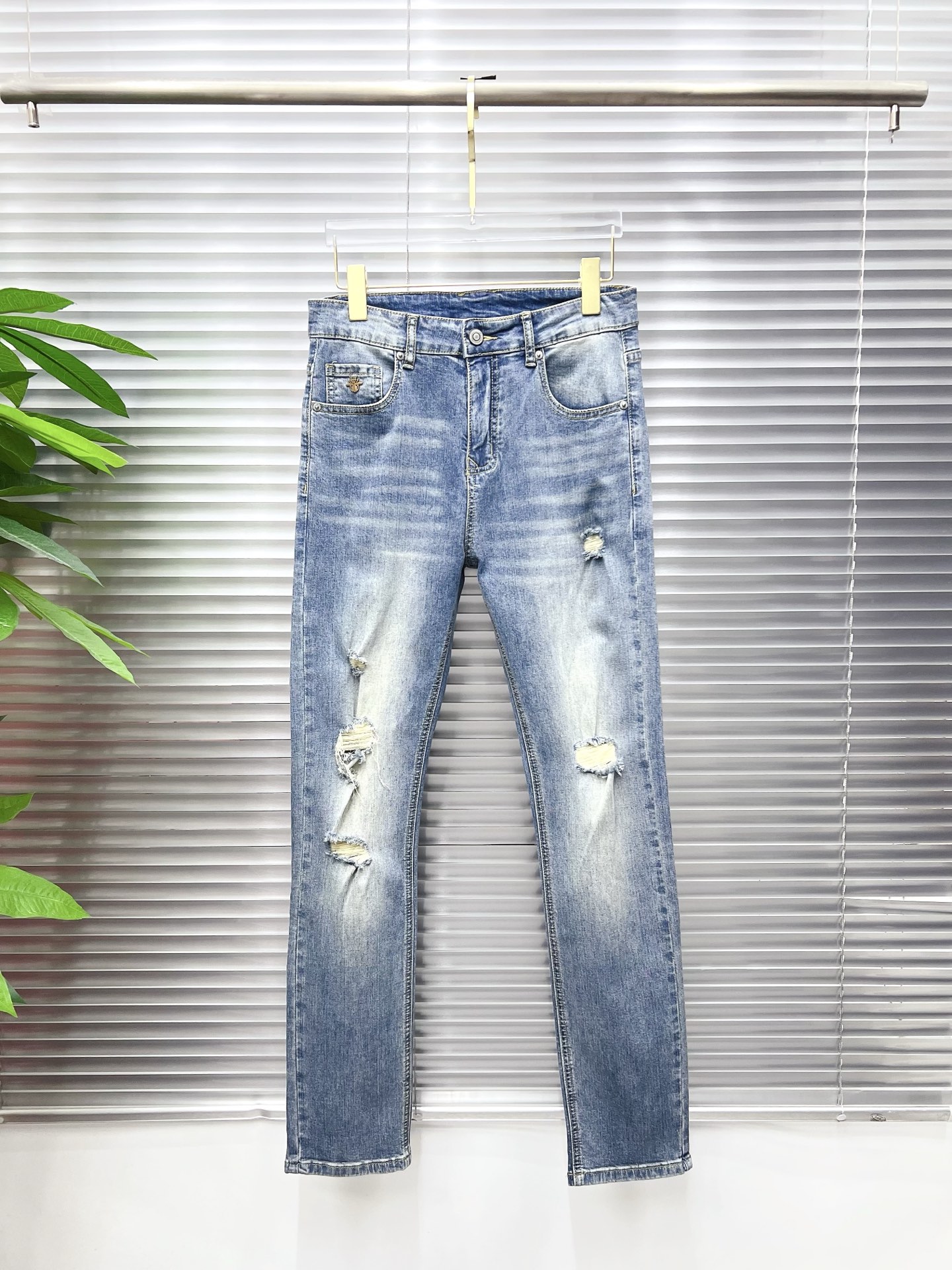 NO:872257,Dior men's denim jeans, official album and poster style!  High-grade imported denim raw color fabrics are supplied to customers, and the pure 13oz denim fabrics from Okayama, Japan are specially selected. Heavy-duty environmentally friendly plant enzyme washing process is used. The texture has a light retro color, which is quite beautiful and is very suitable for autumn and winter color matching. The fabric is soft and delicate after washing, but has strong bones and a slight stretch, providing an excellent comfortable experience. There is no damage from any technological elements throughout the body, retaining the purest tannin color!  The details throughout the body are perfect, exquisite and sophisticated. The latest leather label on the waist highlights the brand's characteristics. The hardware accessories, leather label and wiring all reflect the craftsmanship!  The silhouette is perfectly tailored and has excellent butt lift and slimming effect. It can be easily matched with any top in the wardrobe. It has wide compatibility and is suitable for various daily wear. The upper body is full of style. It is a must-have trousers for those who are obsessed with quality control and 1V!  Size 29-38 (not 35.37), dior, dior, jeans,19860909Dior 迪奥 男士丹宁牛仔裤,官宣画册海报穿搭款！ 客供高级进口的丹宁原色面料,特选日本冈山纯正13oz 盎司牛仔布料,重磅环保植物酵素水洗工艺,肌理有着淡淡的复古色彩,相当漂亮,极符合秋冬的配色,面料经过水洗后柔软细腻,但筋骨感极强,且略带弹力,提供了绝佳的舒适体验,通身无任何工艺元素破坏,保留了最纯粹的丹宁本色！通身细节完美如斯,精湛且考究,最新的腰部皮标彰显了品牌特质,五金配件、皮标、走线无不体现出匠心工艺！版型剪裁完美,提臀修身效果绝佳,可轻松横扫衣橱任何的上装搭配,兼容性广泛,满足于日常各种穿搭,上身型款十足,于品质控及1V迷控者必入型裤装！ 尺码29—38（没35.37）,,dior,dior,jeans,,Men's clothing