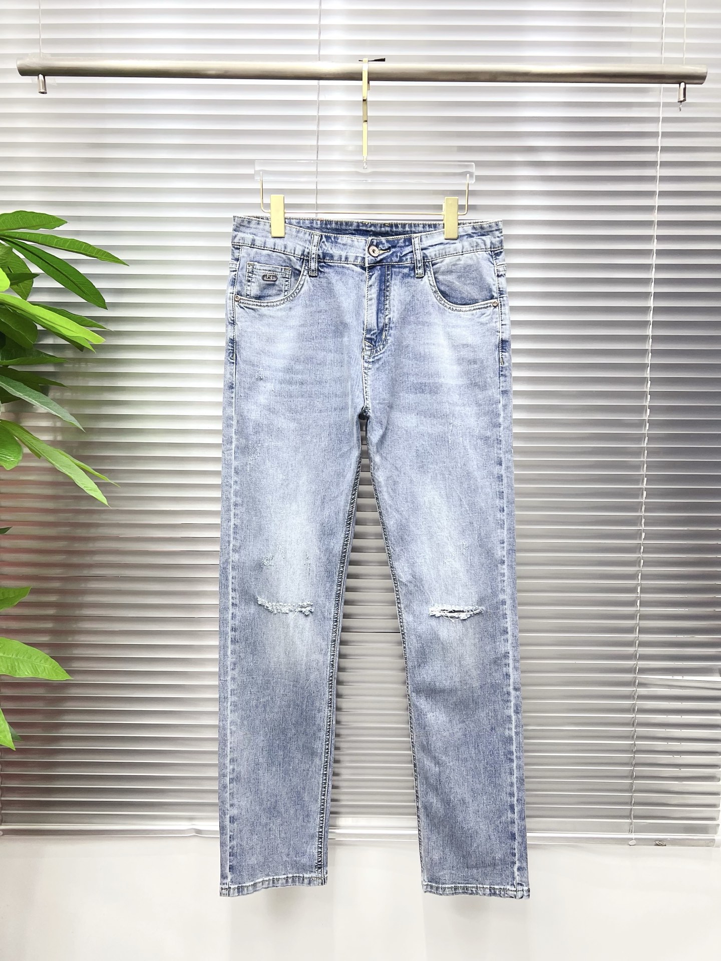 NO:872327,FENDI Fendi Men's Denim Jeans, Official Announcement Album and Poster Style!  High-grade imported denim raw color fabrics are supplied to customers, and the pure 13oz denim fabrics from Okayama, Japan are specially selected. Heavy-duty environmentally friendly plant enzyme washing process is used. The texture has a light retro color, which is quite beautiful and is very suitable for autumn and winter color matching. The fabric is soft and delicate after washing, but has strong bones and a slight stretch, providing an excellent comfortable experience. There is no damage from any technological elements throughout the body, retaining the purest tannin color!  The details throughout the body are perfect, exquisite and sophisticated. The latest leather label on the waist highlights the brand's characteristics. The hardware accessories, leather label and wiring all reflect the craftsmanship!  The silhouette is perfectly tailored and has excellent butt lift and slimming effect. It can be easily matched with any top in the wardrobe. It has wide compatibility and is suitable for various daily wear. The upper body is full of style. It is a must-have trousers for those who are obsessed with quality control and 1V!  Sizes 29-38 (not 35.37),,fendi,fendi,jeans,19860909FENDI 芬迪 男士丹宁牛仔裤,官宣画册海报穿搭款！ 客供高级进口的丹宁原色面料,特选日本冈山纯正13oz 盎司牛仔布料,重磅环保植物酵素水洗工艺,肌理有着淡淡的复古色彩,相当漂亮,极符合秋冬的配色,面料经过水洗后柔软细腻,但筋骨感极强,且略带弹力,提供了绝佳的舒适体验,通身无任何工艺元素破坏,保留了最纯粹的丹宁本色！通身细节完美如斯,精湛且考究,最新的腰部皮标彰显了品牌特质,五金配件、皮标、走线无不体现出匠心工艺！版型剪裁完美,提臀修身效果绝佳,可轻松横扫衣橱任何的上装搭配,兼容性广泛,满足于日常各种穿搭,上身型款十足,于品质控及1V迷控者必入型裤装！ 尺码29—38（没35.37）,,fendi,fendi,jeans,,Men's clothing