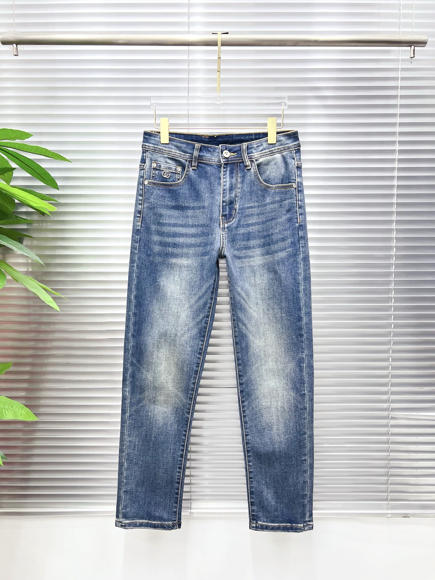 NO:872331,GUCCI men's denim jeans, official album and poster outfit style!  High-grade imported denim raw color fabrics are supplied to customers, and the pure 13oz denim fabrics from Okayama, Japan are specially selected. Heavy-duty environmentally friendly plant enzyme washing process is used. The texture has a light retro color, which is quite beautiful and is very suitable for autumn and winter color matching. The fabric is soft and delicate after washing, but has strong bones and a slight stretch, providing an excellent comfortable experience. There is no damage from any technological elements throughout the body, retaining the purest tannin color!  The details throughout the body are perfect, exquisite and sophisticated. The latest leather label on the waist highlights the brand's characteristics. The hardware accessories, leather label and wiring all reflect the craftsmanship!  The silhouette is perfectly tailored and has excellent butt lift and slimming effect. It can be easily matched with any top in the wardrobe. It has wide compatibility and is suitable for various daily wear. The upper body is full of style. It is a must-have trousers for those who are obsessed with quality control and 1V!  Size 29-38 (not 35.37),,gucci,jeans,19860909GUCCI 古奇 男士丹宁牛仔裤,官宣画册海报穿搭款！ 客供高级进口的丹宁原色面料,特选日本冈山纯正13oz 盎司牛仔布料,重磅环保植物酵素水洗工艺,肌理有着淡淡的复古色彩,相当漂亮,极符合秋冬的配色,面料经过水洗后柔软细腻,但筋骨感极强,且略带弹力,提供了绝佳的舒适体验,通身无任何工艺元素破坏,保留了最纯粹的丹宁本色！通身细节完美如斯,精湛且考究,最新的腰部皮标彰显了品牌特质,五金配件、皮标、走线无不体现出匠心工艺！版型剪裁完美,提臀修身效果绝佳,可轻松横扫衣橱任何的上装搭配,兼容性广泛,满足于日常各种穿搭,上身型款十足,于品质控及1V迷控者必入型裤装！ 尺码29—38（没35.37）,,gucci,jeans,,Men's clothing