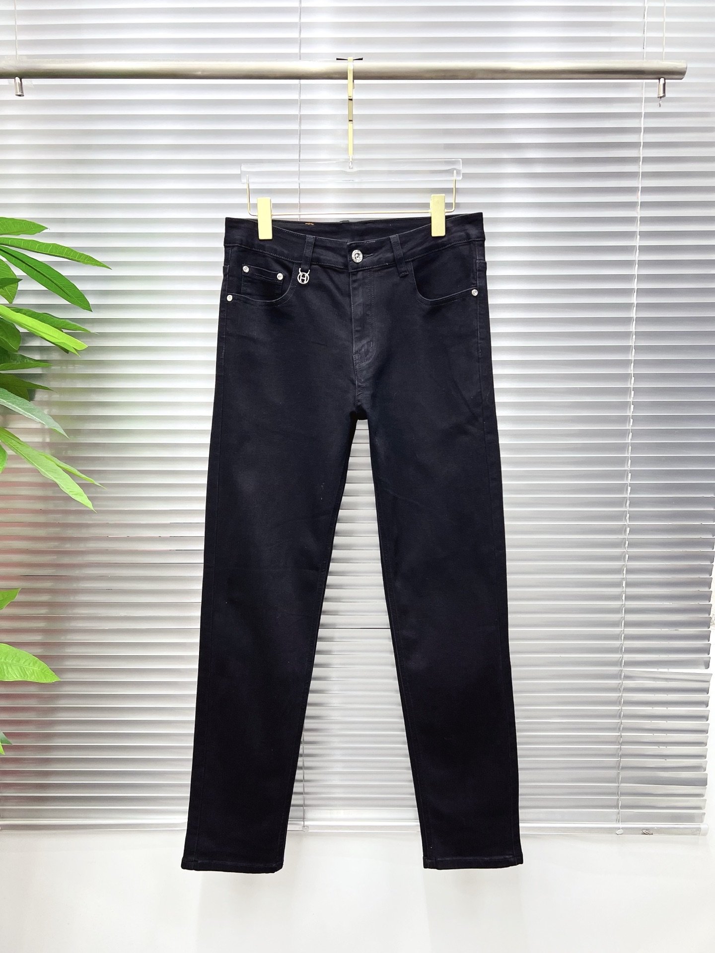 NO:872264,Hermès men's denim jeans, official album and poster outfit style!  High-grade imported denim raw color fabrics are supplied to customers, and the pure 13oz denim fabrics from Okayama, Japan are specially selected. Heavy-duty environmentally friendly plant enzyme washing process is used. The texture has a light retro color, which is quite beautiful and is very suitable for autumn and winter color matching. The fabric is soft and delicate after washing, but has strong bones and a slight stretch, providing an excellent comfortable experience. There is no damage from any technological elements throughout the body, retaining the purest tannin color!  The details throughout the body are perfect, exquisite and sophisticated. The latest leather label on the waist highlights the brand's characteristics. The hardware accessories, leather label and wiring all reflect the craftsmanship!  The silhouette is perfectly tailored and has excellent butt lift and slimming effect. It can be easily matched with any top in the wardrobe. It has wide compatibility and is suitable for various daily wear. The upper body is full of style. It is a must-have trousers for those who are obsessed with quality control and 1V!  Size 29-38 (not 35.37),,hermes,jeans,19860909爱马仕 男士丹宁牛仔裤,官宣画册海报穿搭款！ 客供高级进口的丹宁原色面料,特选日本冈山纯正13oz 盎司牛仔布料,重磅环保植物酵素水洗工艺,肌理有着淡淡的复古色彩,相当漂亮,极符合秋冬的配色,面料经过水洗后柔软细腻,但筋骨感极强,且略带弹力,提供了绝佳的舒适体验,通身无任何工艺元素破坏,保留了最纯粹的丹宁本色！通身细节完美如斯,精湛且考究,最新的腰部皮标彰显了品牌特质,五金配件、皮标、走线无不体现出匠心工艺！版型剪裁完美,提臀修身效果绝佳,可轻松横扫衣橱任何的上装搭配,兼容性广泛,满足于日常各种穿搭,上身型款十足,于品质控及1V迷控者必入型裤装！ 尺码29—38（没35.37）,,hermes,jeans,,Men's clothing
