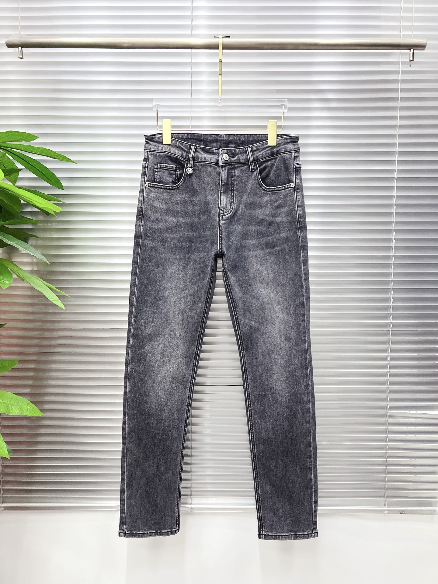NO:872273,LP men's denim jeans, official album and poster outfit!  High-grade imported denim raw color fabrics are supplied to customers, and the pure 13oz denim fabrics from Okayama, Japan are specially selected. Heavy-duty environmentally friendly plant enzyme washing process is used. The texture has a light retro color, which is quite beautiful and is very suitable for autumn and winter color matching. The fabric is soft and delicate after washing, but has strong bones and a slight stretch, providing an excellent comfortable experience. There is no damage from any technological elements throughout the body, retaining the purest tannin color!  The details throughout the body are perfect, exquisite and sophisticated. The latest leather label on the waist highlights the brand's characteristics. The hardware accessories, leather label and wiring all reflect the craftsmanship!  The silhouette is perfectly tailored and has excellent butt lift and slimming effect. It can be easily matched with any top in the wardrobe. It has wide compatibility and is suitable for various daily wear. The upper body is full of style. It is a must-have trousers for those who are obsessed with quality control and 1V!  Size 29-38 (not 35.37),,loro piana,jeans,19860909LP 男士丹宁牛仔裤,官宣画册海报穿搭款！ 客供高级进口的丹宁原色面料,特选日本冈山纯正13oz 盎司牛仔布料,重磅环保植物酵素水洗工艺,肌理有着淡淡的复古色彩,相当漂亮,极符合秋冬的配色,面料经过水洗后柔软细腻,但筋骨感极强,且略带弹力,提供了绝佳的舒适体验,通身无任何工艺元素破坏,保留了最纯粹的丹宁本色！通身细节完美如斯,精湛且考究,最新的腰部皮标彰显了品牌特质,五金配件、皮标、走线无不体现出匠心工艺！版型剪裁完美,提臀修身效果绝佳,可轻松横扫衣橱任何的上装搭配,兼容性广泛,满足于日常各种穿搭,上身型款十足,于品质控及1V迷控者必入型裤装！ 尺码29—38（没35.37）,,loro piana,jeans,,Men's clothing