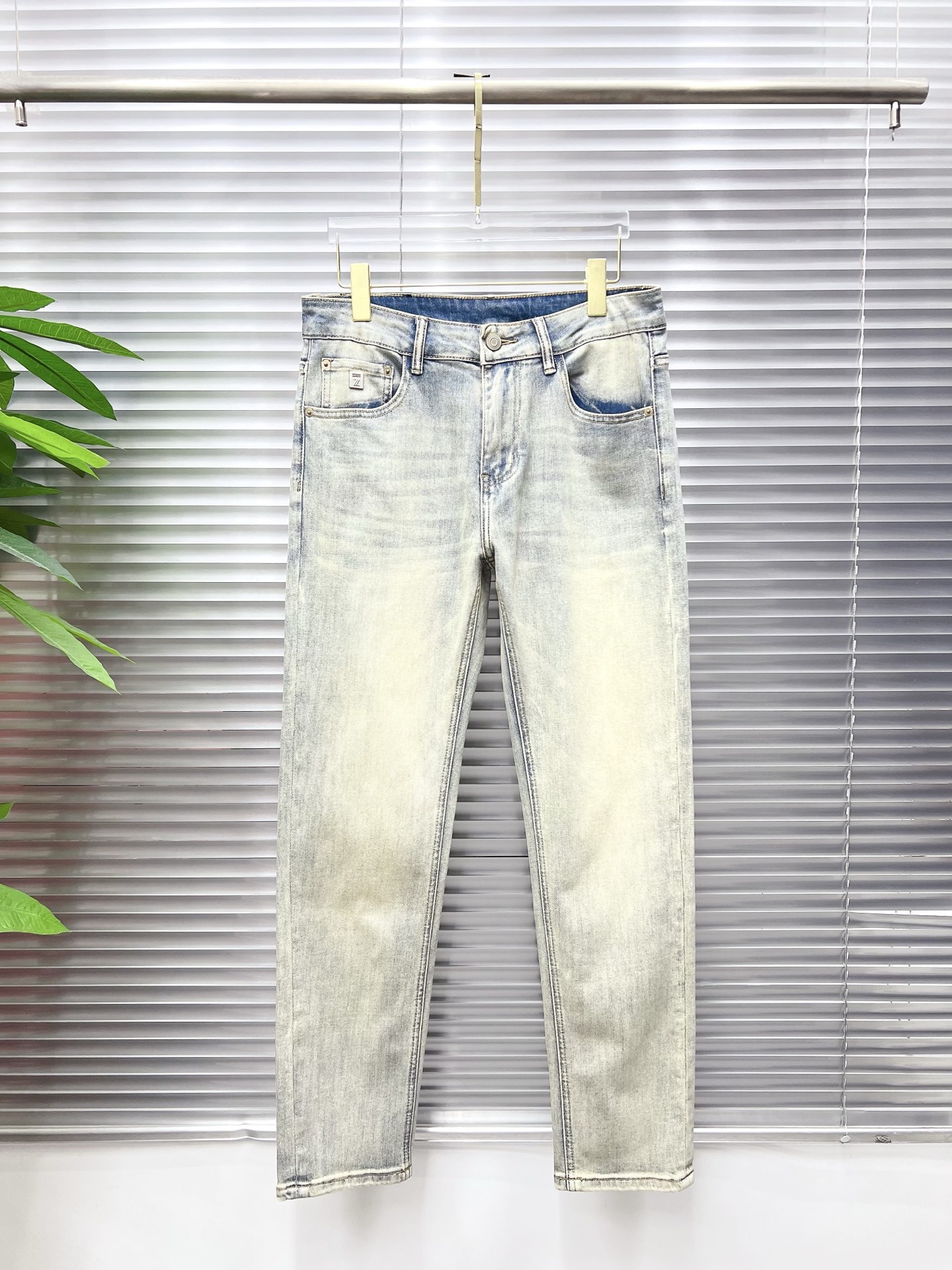 NO:872281,Ermenegildo Zegna men's denim jeans, official album and poster wear style!  High-grade imported denim raw color fabrics are supplied to customers, and the pure 13oz denim fabrics from Okayama, Japan are specially selected. Heavy-duty environmentally friendly plant enzyme washing process is used. The texture has a light retro color, which is quite beautiful and is very suitable for autumn and winter color matching. The fabric is soft and delicate after washing, but has strong bones and a slight stretch, providing an excellent comfortable experience. There is no damage from any technological elements throughout the body, retaining the purest tannin color!  The details throughout the body are perfect, exquisite and sophisticated. The latest leather label on the waist highlights the brand's characteristics. The hardware accessories, leather label and wiring all reflect the craftsmanship!  The silhouette is perfectly tailored and has excellent butt lift and slimming effect. It can be easily matched with any top in the wardrobe. It has wide compatibility and is suitable for various daily wear. The upper body is full of style. It is a must-have trousers for those who are obsessed with quality control and 1V!  Sizes 29-38 (not 35.37),,zegna,jeans,19860909杰尼亚 男士丹宁牛仔裤,官宣画册海报穿搭款！ 客供高级进口的丹宁原色面料,特选日本冈山纯正13oz 盎司牛仔布料,重磅环保植物酵素水洗工艺,肌理有着淡淡的复古色彩,相当漂亮,极符合秋冬的配色,面料经过水洗后柔软细腻,但筋骨感极强,且略带弹力,提供了绝佳的舒适体验,通身无任何工艺元素破坏,保留了最纯粹的丹宁本色！通身细节完美如斯,精湛且考究,最新的腰部皮标彰显了品牌特质,五金配件、皮标、走线无不体现出匠心工艺！版型剪裁完美,提臀修身效果绝佳,可轻松横扫衣橱任何的上装搭配,兼容性广泛,满足于日常各种穿搭,上身型款十足,于品质控及1V迷控者必入型裤装！ 尺码29—38（没35.37）,,zegna,jeans,,Men's clothing
