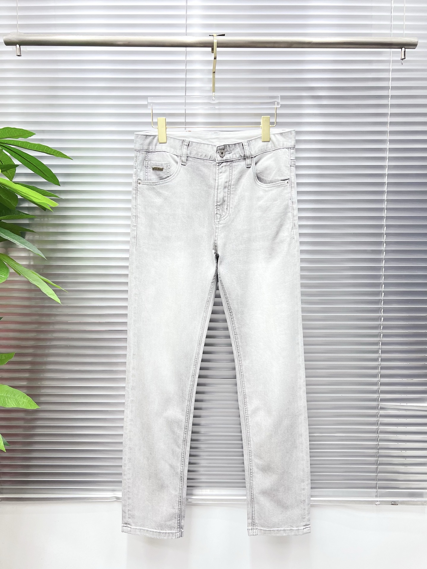 NO:872308,Burberry men's denim jeans, official album and poster outfit style!  High-grade imported denim raw color fabrics are supplied to customers, and the pure 13oz denim fabrics from Okayama, Japan are specially selected. Heavy-duty environmentally friendly plant enzyme washing process is used. The texture has a light retro color, which is quite beautiful and is very suitable for autumn and winter color matching. The fabric is soft and delicate after washing, but has strong bones and a slight stretch, providing an excellent comfortable experience. There is no damage from any technological elements throughout the body, retaining the purest tannin color!  The details throughout the body are perfect, exquisite and sophisticated. The latest leather label on the waist highlights the brand's characteristics. The hardware accessories, leather label and wiring all reflect the craftsmanship!  The silhouette is perfectly tailored and has excellent butt lift and slimming effect. It can be easily matched with any top in the wardrobe. It has wide compatibility and is suitable for various daily wear. The upper body is full of style. It is a must-have trousers for those who are obsessed with quality control and 1V!  Size 29-38 (not 35.37),,burberry,burberry,jeans,19860909Burberry 巴宝莉 男士丹宁牛仔裤,官宣画册海报穿搭款！ 客供高级进口的丹宁原色面料,特选日本冈山纯正13oz 盎司牛仔布料,重磅环保植物酵素水洗工艺,肌理有着淡淡的复古色彩,相当漂亮,极符合秋冬的配色,面料经过水洗后柔软细腻,但筋骨感极强,且略带弹力,提供了绝佳的舒适体验,通身无任何工艺元素破坏,保留了最纯粹的丹宁本色！通身细节完美如斯,精湛且考究,最新的腰部皮标彰显了品牌特质,五金配件、皮标、走线无不体现出匠心工艺！版型剪裁完美,提臀修身效果绝佳,可轻松横扫衣橱任何的上装搭配,兼容性广泛,满足于日常各种穿搭,上身型款十足,于品质控及1V迷控者必入型裤装！ 尺码29—38（没35.37）,,burberry,burberry,jeans,,Men's clothing