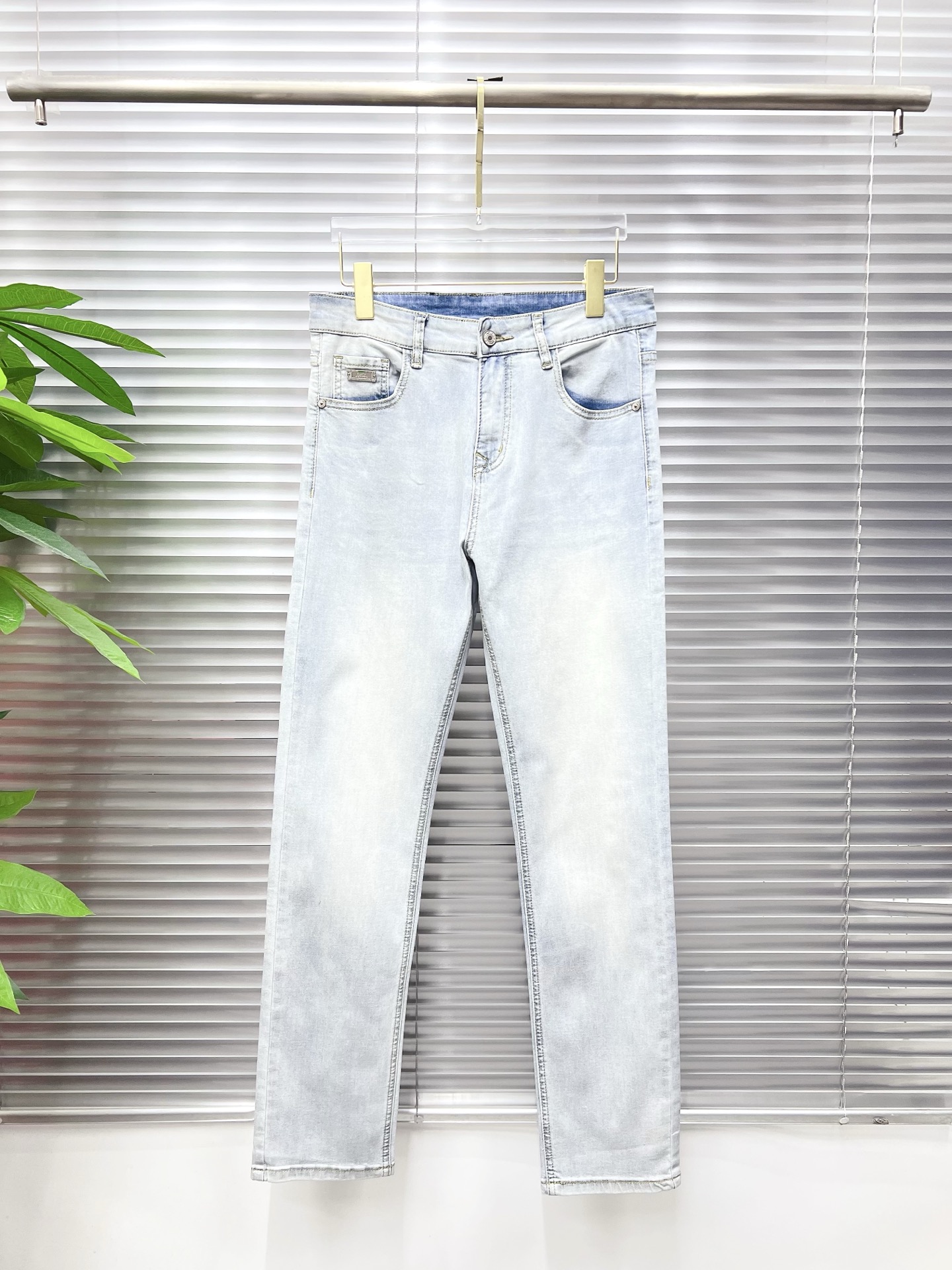 NO:872322,Hermès men's denim jeans, official album and poster outfit style!  High-grade imported denim raw color fabrics are supplied to customers, and the pure 13oz denim fabrics from Okayama, Japan are specially selected. Heavy-duty environmentally friendly plant enzyme washing process is used. The texture has a light retro color, which is quite beautiful and is very suitable for autumn and winter color matching. The fabric is soft and delicate after washing, but has strong bones and a slight stretch, providing an excellent comfortable experience. There is no damage from any technological elements throughout the body, retaining the purest tannin color!  The details throughout the body are perfect, exquisite and sophisticated. The latest leather label on the waist highlights the brand's characteristics. The hardware accessories, leather label and wiring all reflect the craftsmanship!  The silhouette is perfectly tailored and has excellent butt lift and slimming effect. It can be easily matched with any top in the wardrobe. It has wide compatibility and is suitable for various daily wear. The upper body is full of style. It is a must-have trousers for those who are obsessed with quality control and 1V!  Size 29-38 (not 35.37),,hermes,jeans,19860909爱马仕 男士丹宁牛仔裤,官宣画册海报穿搭款！ 客供高级进口的丹宁原色面料,特选日本冈山纯正13oz 盎司牛仔布料,重磅环保植物酵素水洗工艺,肌理有着淡淡的复古色彩,相当漂亮,极符合秋冬的配色,面料经过水洗后柔软细腻,但筋骨感极强,且略带弹力,提供了绝佳的舒适体验,通身无任何工艺元素破坏,保留了最纯粹的丹宁本色！通身细节完美如斯,精湛且考究,最新的腰部皮标彰显了品牌特质,五金配件、皮标、走线无不体现出匠心工艺！版型剪裁完美,提臀修身效果绝佳,可轻松横扫衣橱任何的上装搭配,兼容性广泛,满足于日常各种穿搭,上身型款十足,于品质控及1V迷控者必入型裤装！ 尺码29—38（没35.37）,,hermes,jeans,,Men's clothing