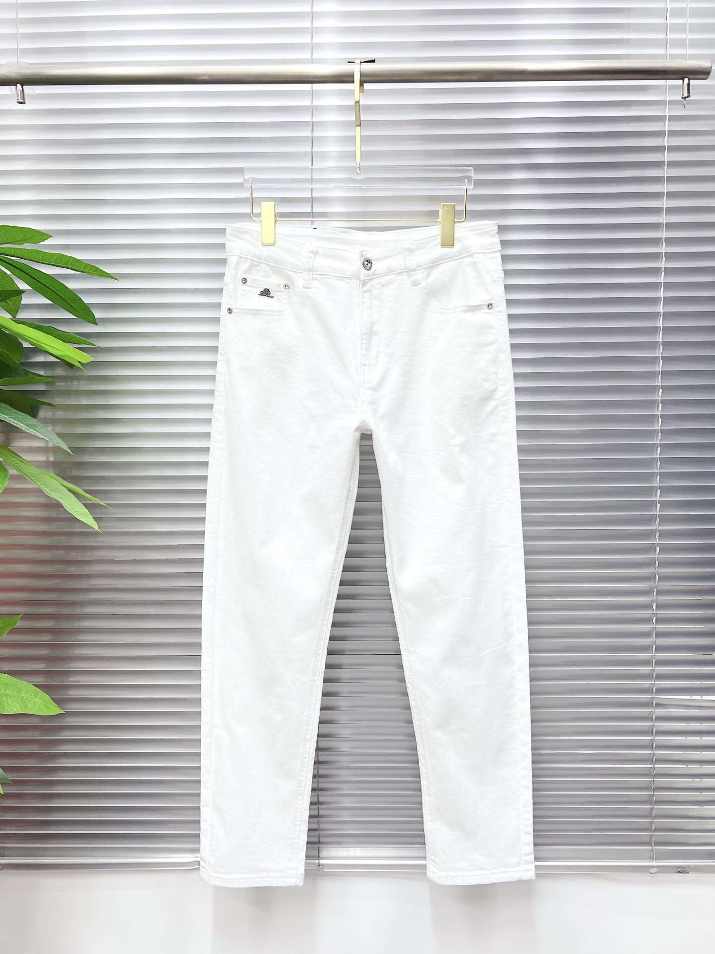 NO:872288,LP men's denim jeans, official album and poster outfit!  High-grade imported denim raw color fabrics are supplied to customers, and the pure 13oz denim fabrics from Okayama, Japan are specially selected. Heavy-duty environmentally friendly plant enzyme washing process is used. The texture has a light retro color, which is quite beautiful and is very suitable for autumn and winter color matching. The fabric is soft and delicate after washing, but has strong bones and a slight stretch, providing an excellent comfortable experience. There is no damage from any technological elements throughout the body, retaining the purest tannin color!  The details throughout the body are perfect, exquisite and sophisticated. The latest leather label on the waist highlights the brand's characteristics. The hardware accessories, leather label and wiring all reflect the craftsmanship!  The silhouette is perfectly tailored and has excellent butt lift and slimming effect. It can be easily matched with any top in the wardrobe. It has wide compatibility and is suitable for various daily wear. The upper body is full of style. It is a must-have trousers for those who are obsessed with quality control and 1V!  Size 29-38 (not 35.37),,loro piana,jeans,19860909LP 男士丹宁牛仔裤,官宣画册海报穿搭款！ 客供高级进口的丹宁原色面料,特选日本冈山纯正13oz 盎司牛仔布料,重磅环保植物酵素水洗工艺,肌理有着淡淡的复古色彩,相当漂亮,极符合秋冬的配色,面料经过水洗后柔软细腻,但筋骨感极强,且略带弹力,提供了绝佳的舒适体验,通身无任何工艺元素破坏,保留了最纯粹的丹宁本色！通身细节完美如斯,精湛且考究,最新的腰部皮标彰显了品牌特质,五金配件、皮标、走线无不体现出匠心工艺！版型剪裁完美,提臀修身效果绝佳,可轻松横扫衣橱任何的上装搭配,兼容性广泛,满足于日常各种穿搭,上身型款十足,于品质控及1V迷控者必入型裤装！ 尺码29—38（没35.37）,,loro piana,jeans,,Men's clothing