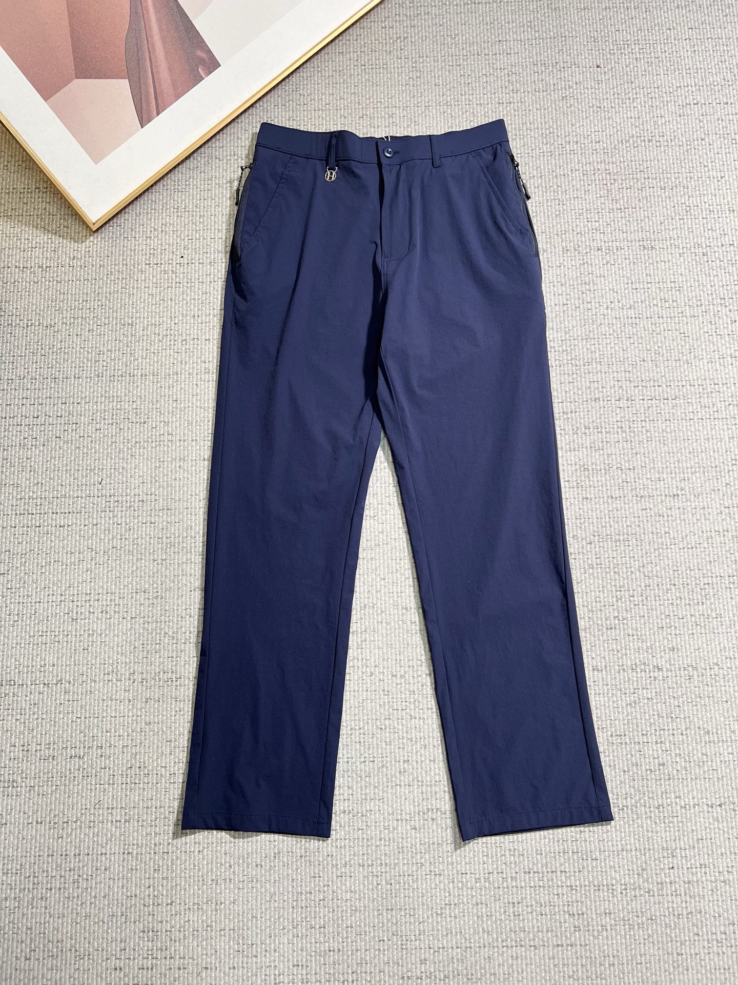 NO:841258,Hermès casual pants, trousers 2026SS autumn and winter new style, special fabric for advanced custom pants, customized original hardware, heavy craftsmanship, fine turning and routing, customized fabric, soft and comfortable, significant texture, exquisite accessories, excellent upper body effect, complete three standards, standard size 29-38, no 35,, hermes,19860909爱马仕 休闲裤 西裤2026SS秋冬新款 高级定制裤子专用面料 定制原版五金 重工工艺打造 车工走线精细 定制面料 柔软舒适 质感显著 辅料精美 上身效果超赞 三标齐全 标准尺码29-38,无35,,hermes,,Men's clothing