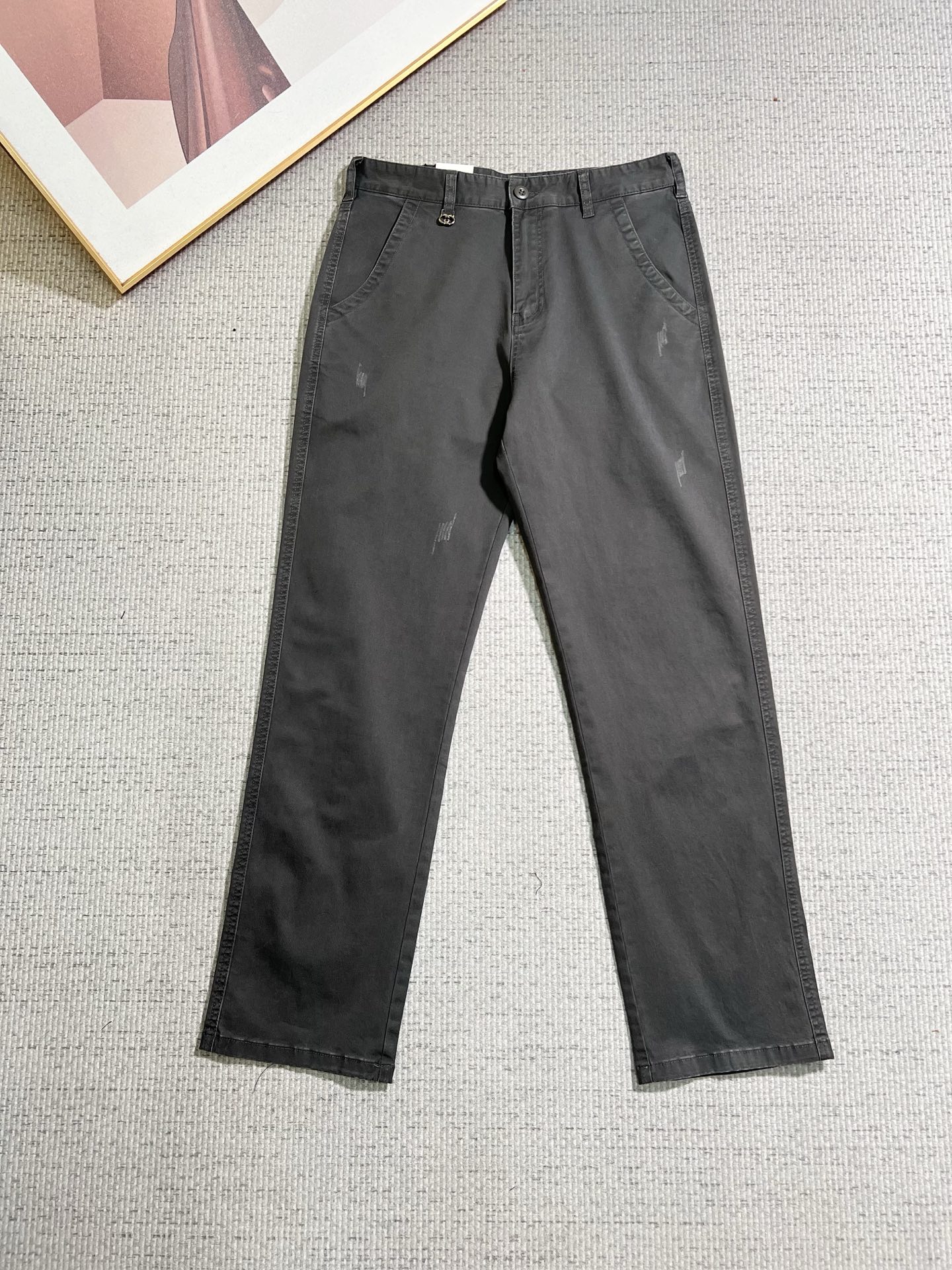 NO:841262,GUCCI Gucci casual pants and trousers 2026SS autumn and winter new style, special fabric for advanced custom pants, customized original hardware, heavy craftsmanship, fine turning and routing, customized fabric, soft and comfortable, significant texture, exquisite accessories, great upper body effect, complete three standards, standard size 29-38, no 35,,gucci,19860909GUCCI 古奇 休闲裤 西裤2026SS秋冬新款 高级定制裤子专用面料 定制原版五金 重工工艺打造 车工走线精细 定制面料 柔软舒适 质感显著 辅料精美 上身效果超赞 三标齐全 标准尺码29-38,无35,,gucci,,Men's clothing