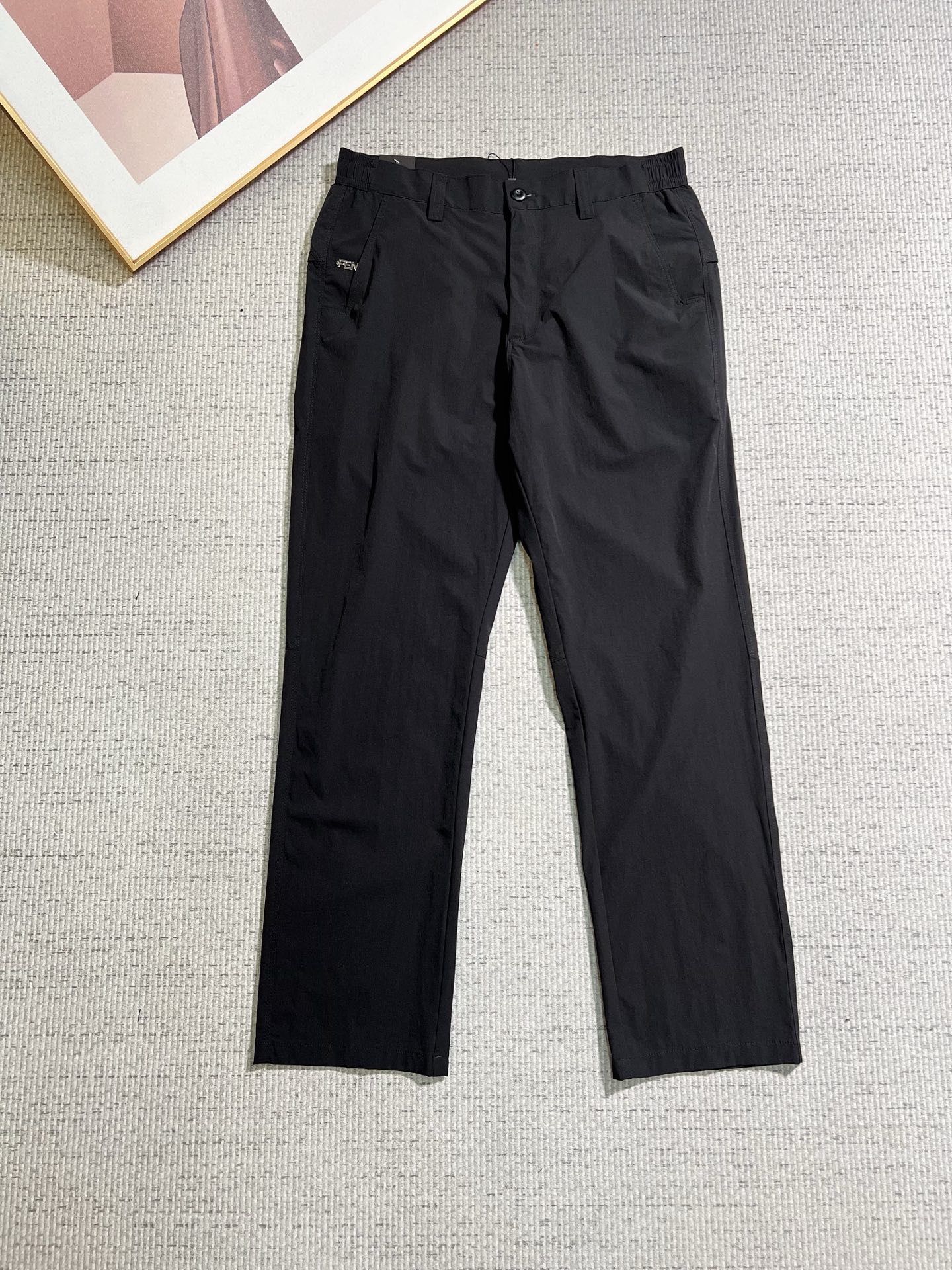 NO:841278,FENDI Fendi casual pants, trousers 2026SS autumn and winter new style, special fabric for advanced custom pants, customized original hardware, heavy craftsmanship, fine turning and routing, customized fabric, soft and comfortable, significant texture, exquisite accessories, excellent upper body effect, complete three standards, standard size 29-38, no 35,,fendi,fendi,19860909FENDI 芬迪 休闲裤 西裤2026SS秋冬新款 高级定制裤子专用面料 定制原版五金 重工工艺打造 车工走线精细 定制面料 柔软舒适 质感显著 辅料精美 上身效果超赞 三标齐全 标准尺码29-38,无35,,fendi,fendi,,Men's clothing