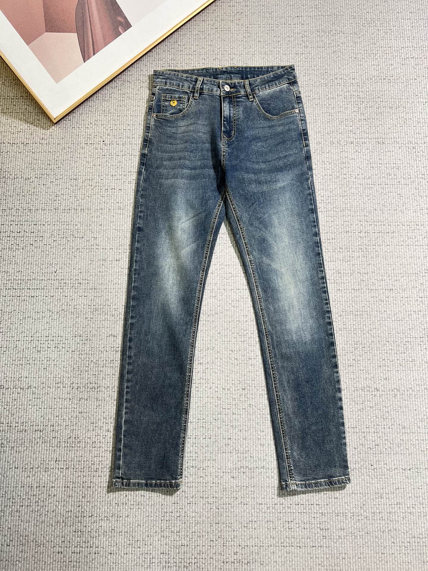 NO:841243,FENDI Fendi Men's Denim Jeans, Official Announcement Album and Poster Style!  High-grade imported denim raw color fabrics are supplied to customers, and the pure 13oz denim fabrics from Okayama, Japan are specially selected. Heavy-duty environmentally friendly plant enzyme washing process is used. The texture has a light retro color, which is quite beautiful and is very suitable for autumn and winter color matching. The fabric is soft and delicate after washing, but has strong bones and a slight stretch, providing an excellent comfortable experience. There is no damage from any technological elements throughout the body, retaining the purest tannin color!  The details throughout the body are perfect, exquisite and sophisticated. The latest leather label on the waist highlights the brand's characteristics. The hardware accessories, leather label and wiring all reflect the craftsmanship!  The silhouette is perfectly tailored and has excellent butt lift and slimming effect. It can be easily matched with any top in the wardrobe. It has wide compatibility and is suitable for various daily wear. The upper body is full of style. It is a must-have trousers for those who are obsessed with quality control and 1V!  Sizes 29-38 (not 35.37),,fendi,fendi,jeans,19860909FENDI 芬迪 男士丹宁牛仔裤,官宣画册海报穿搭款！ 客供高级进口的丹宁原色面料,特选日本冈山纯正13oz 盎司牛仔布料,重磅环保植物酵素水洗工艺,肌理有着淡淡的复古色彩,相当漂亮,极符合秋冬的配色,面料经过水洗后柔软细腻,但筋骨感极强,且略带弹力,提供了绝佳的舒适体验,通身无任何工艺元素破坏,保留了最纯粹的丹宁本色！通身细节完美如斯,精湛且考究,最新的腰部皮标彰显了品牌特质,五金配件、皮标、走线无不体现出匠心工艺！版型剪裁完美,提臀修身效果绝佳,可轻松横扫衣橱任何的上装搭配,兼容性广泛,满足于日常各种穿搭,上身型款十足,于品质控及1V迷控者必入型裤装！ 尺码29—38（没35.37）,,fendi,fendi,jeans,,Men's clothing