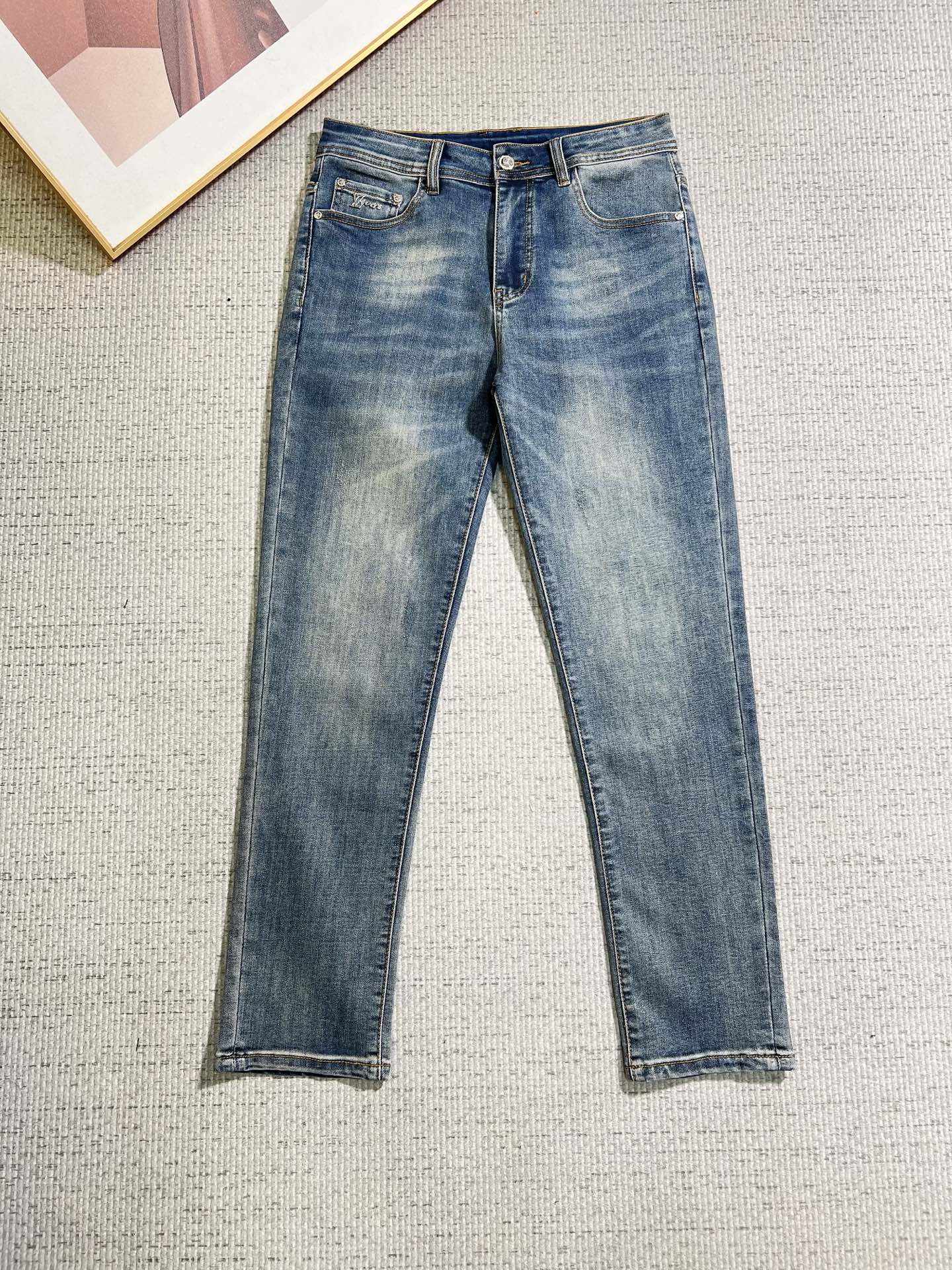 NO:841247,LV men's denim jeans, official album and poster outfit style!  High-grade imported denim raw color fabrics are supplied to customers, and the pure 13oz denim fabrics from Okayama, Japan are specially selected. Heavy-duty environmentally friendly plant enzyme washing process is used. The texture has a light retro color, which is quite beautiful and is very suitable for autumn and winter color matching. The fabric is soft and delicate after washing, but has strong bones and a slight stretch, providing an excellent comfortable experience. There is no damage from any technological elements throughout the body, retaining the purest tannin color!  The details throughout the body are perfect, exquisite and sophisticated. The latest leather label on the waist highlights the brand's characteristics. The hardware accessories, leather label and wiring all reflect the craftsmanship!  The silhouette is perfectly tailored and has excellent butt lift and slimming effect. It can be easily matched with any top in the wardrobe. It has wide compatibility and is suitable for various daily wear. The upper body is full of style. It is a must-have trousers for those who are obsessed with quality control and 1V!  Size 29-38 (not 35.37),,louis vuitton,jeans,19860909LV 男士丹宁牛仔裤,官宣画册海报穿搭款！ 客供高级进口的丹宁原色面料,特选日本冈山纯正13oz 盎司牛仔布料,重磅环保植物酵素水洗工艺,肌理有着淡淡的复古色彩,相当漂亮,极符合秋冬的配色,面料经过水洗后柔软细腻,但筋骨感极强,且略带弹力,提供了绝佳的舒适体验,通身无任何工艺元素破坏,保留了最纯粹的丹宁本色！通身细节完美如斯,精湛且考究,最新的腰部皮标彰显了品牌特质,五金配件、皮标、走线无不体现出匠心工艺！版型剪裁完美,提臀修身效果绝佳,可轻松横扫衣橱任何的上装搭配,兼容性广泛,满足于日常各种穿搭,上身型款十足,于品质控及1V迷控者必入型裤装！ 尺码29—38（没35.37）,,louis vuitton,jeans,,Men's clothing