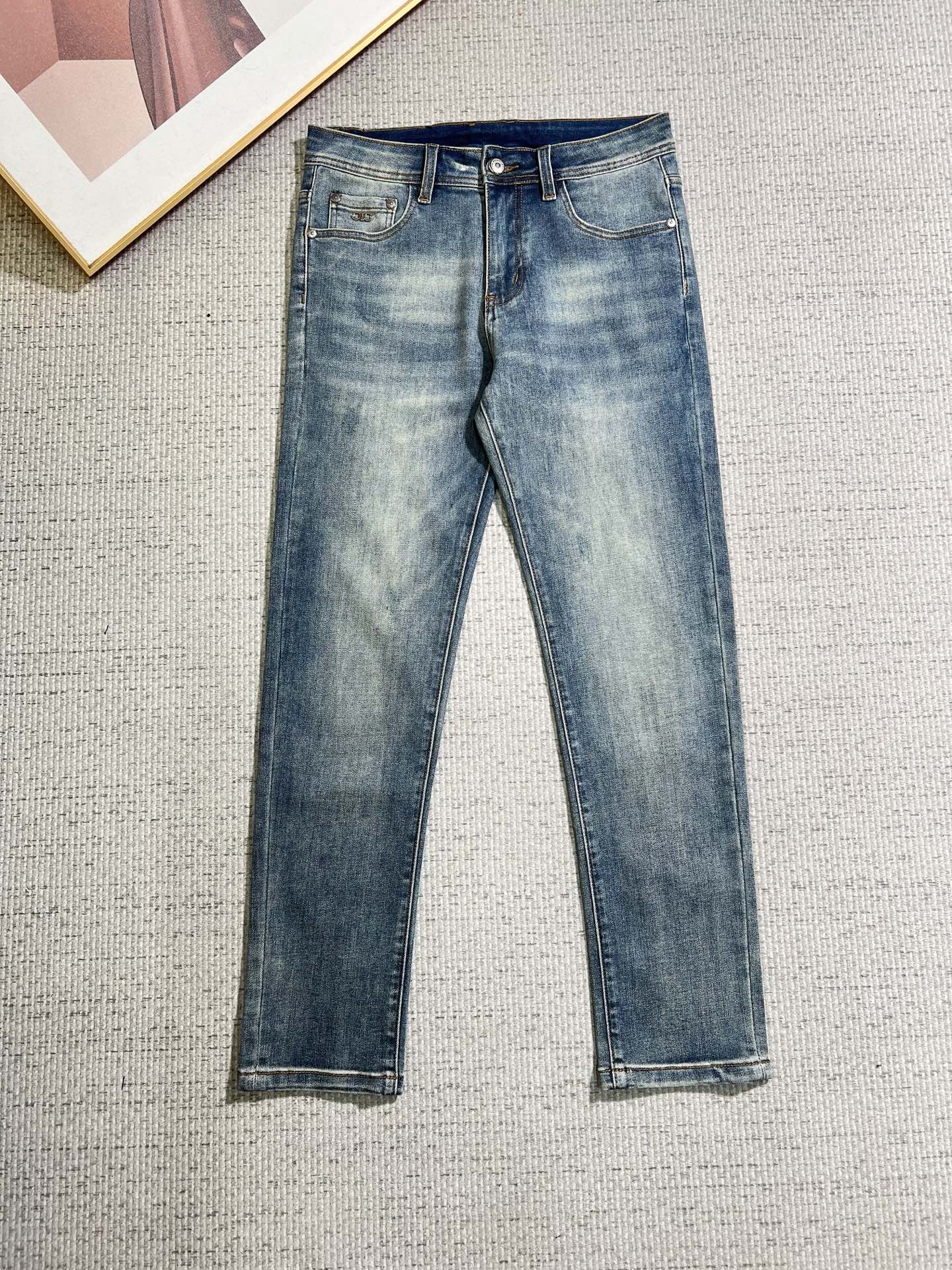 NO:841251,Croxin men's denim jeans, official album and poster wear style!  High-grade imported denim raw color fabrics are supplied to customers, and the pure 13oz denim fabrics from Okayama, Japan are specially selected. Heavy-duty environmentally friendly plant enzyme washing process is used. The texture has a light retro color, which is quite beautiful and is very suitable for autumn and winter color matching. The fabric is soft and delicate after washing, but has strong bones and a slight stretch, providing an excellent comfortable experience. There is no damage from any technological elements throughout the body, retaining the purest tannin color!  The details throughout the body are perfect, exquisite and sophisticated. The latest leather label on the waist highlights the brand's characteristics. The hardware accessories, leather label and wiring all reflect the craftsmanship!  The silhouette is perfectly tailored and has excellent butt lift and slimming effect. It can be easily matched with any top in the wardrobe. It has wide compatibility and is suitable for various daily wear. The upper body is full of style. It is a must-have trousers for those who are obsessed with quality control and 1V!  Sizes 29-38 (not 35.37),,chrome hearts,jeans,19860909克罗心 男士丹宁牛仔裤,官宣画册海报穿搭款！ 客供高级进口的丹宁原色面料,特选日本冈山纯正13oz 盎司牛仔布料,重磅环保植物酵素水洗工艺,肌理有着淡淡的复古色彩,相当漂亮,极符合秋冬的配色,面料经过水洗后柔软细腻,但筋骨感极强,且略带弹力,提供了绝佳的舒适体验,通身无任何工艺元素破坏,保留了最纯粹的丹宁本色！通身细节完美如斯,精湛且考究,最新的腰部皮标彰显了品牌特质,五金配件、皮标、走线无不体现出匠心工艺！版型剪裁完美,提臀修身效果绝佳,可轻松横扫衣橱任何的上装搭配,兼容性广泛,满足于日常各种穿搭,上身型款十足,于品质控及1V迷控者必入型裤装！ 尺码29—38（没35.37）,,chrome hearts,jeans,,Men's clothing
