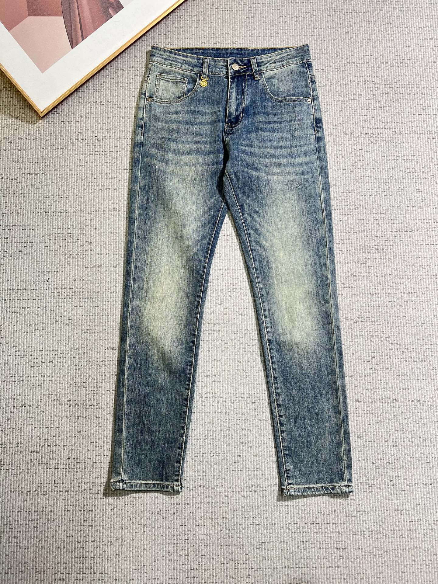 NO:841255,Versace men's denim jeans, official album and poster style!  High-grade imported denim raw color fabrics are supplied to customers, and the pure 13oz denim fabrics from Okayama, Japan are specially selected. Heavy-duty environmentally friendly plant enzyme washing process is used. The texture has a light retro color, which is quite beautiful and is very suitable for autumn and winter color matching. The fabric is soft and delicate after washing, but has strong bones and a slight stretch, providing an excellent comfortable experience. There is no damage from any technological elements throughout the body, retaining the purest tannin color!  The details throughout the body are perfect, exquisite and sophisticated. The latest leather label on the waist highlights the brand's characteristics. The hardware accessories, leather label and wiring all reflect the craftsmanship!  The silhouette is perfectly tailored and has excellent butt lift and slimming effect. It can be easily matched with any top in the wardrobe. It has wide compatibility and is suitable for various daily wear. The upper body is full of style. It is a must-have trousers for those who are obsessed with quality control and 1V!  Sizes 29-38 (not 35.37),,versace,jeans,19860909范思哲 男士丹宁牛仔裤,官宣画册海报穿搭款！ 客供高级进口的丹宁原色面料,特选日本冈山纯正13oz 盎司牛仔布料,重磅环保植物酵素水洗工艺,肌理有着淡淡的复古色彩,相当漂亮,极符合秋冬的配色,面料经过水洗后柔软细腻,但筋骨感极强,且略带弹力,提供了绝佳的舒适体验,通身无任何工艺元素破坏,保留了最纯粹的丹宁本色！通身细节完美如斯,精湛且考究,最新的腰部皮标彰显了品牌特质,五金配件、皮标、走线无不体现出匠心工艺！版型剪裁完美,提臀修身效果绝佳,可轻松横扫衣橱任何的上装搭配,兼容性广泛,满足于日常各种穿搭,上身型款十足,于品质控及1V迷控者必入型裤装！ 尺码29—38（没35.37）,,versace,jeans,,Men's clothing