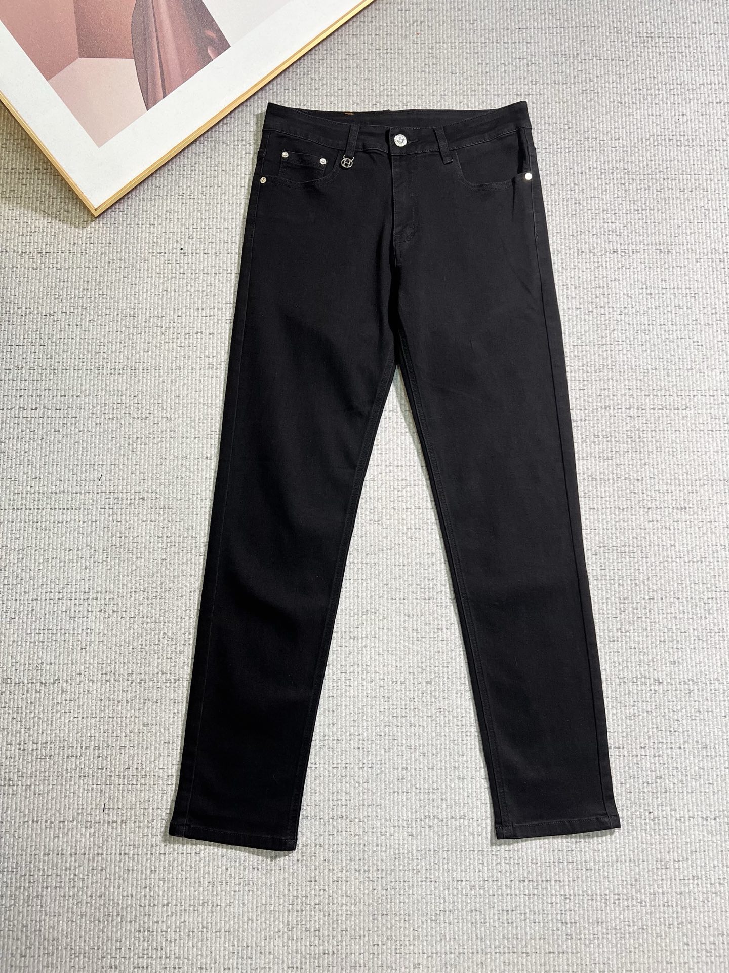 NO:841259,Hermès men's denim jeans, official album and poster outfit style!  High-grade imported denim raw color fabrics are supplied to customers, and the pure 13oz denim fabrics from Okayama, Japan are specially selected. Heavy-duty environmentally friendly plant enzyme washing process is used. The texture has a light retro color, which is quite beautiful and is very suitable for autumn and winter color matching. The fabric is soft and delicate after washing, but has strong bones and a slight stretch, providing an excellent comfortable experience. There is no damage from any technological elements throughout the body, retaining the purest tannin color!  The details throughout the body are perfect, exquisite and sophisticated. The latest leather label on the waist highlights the brand's characteristics. The hardware accessories, leather label and wiring all reflect the craftsmanship!  The silhouette is perfectly tailored and has excellent butt lift and slimming effect. It can be easily matched with any top in the wardrobe. It has wide compatibility and is suitable for various daily wear. The upper body is full of style. It is a must-have trousers for those who are obsessed with quality control and 1V!  Size 29-38 (not 35.37),,hermes,jeans,19860909爱马仕 男士丹宁牛仔裤,官宣画册海报穿搭款！ 客供高级进口的丹宁原色面料,特选日本冈山纯正13oz 盎司牛仔布料,重磅环保植物酵素水洗工艺,肌理有着淡淡的复古色彩,相当漂亮,极符合秋冬的配色,面料经过水洗后柔软细腻,但筋骨感极强,且略带弹力,提供了绝佳的舒适体验,通身无任何工艺元素破坏,保留了最纯粹的丹宁本色！通身细节完美如斯,精湛且考究,最新的腰部皮标彰显了品牌特质,五金配件、皮标、走线无不体现出匠心工艺！版型剪裁完美,提臀修身效果绝佳,可轻松横扫衣橱任何的上装搭配,兼容性广泛,满足于日常各种穿搭,上身型款十足,于品质控及1V迷控者必入型裤装！ 尺码29—38（没35.37）,,hermes,jeans,,Men's clothing