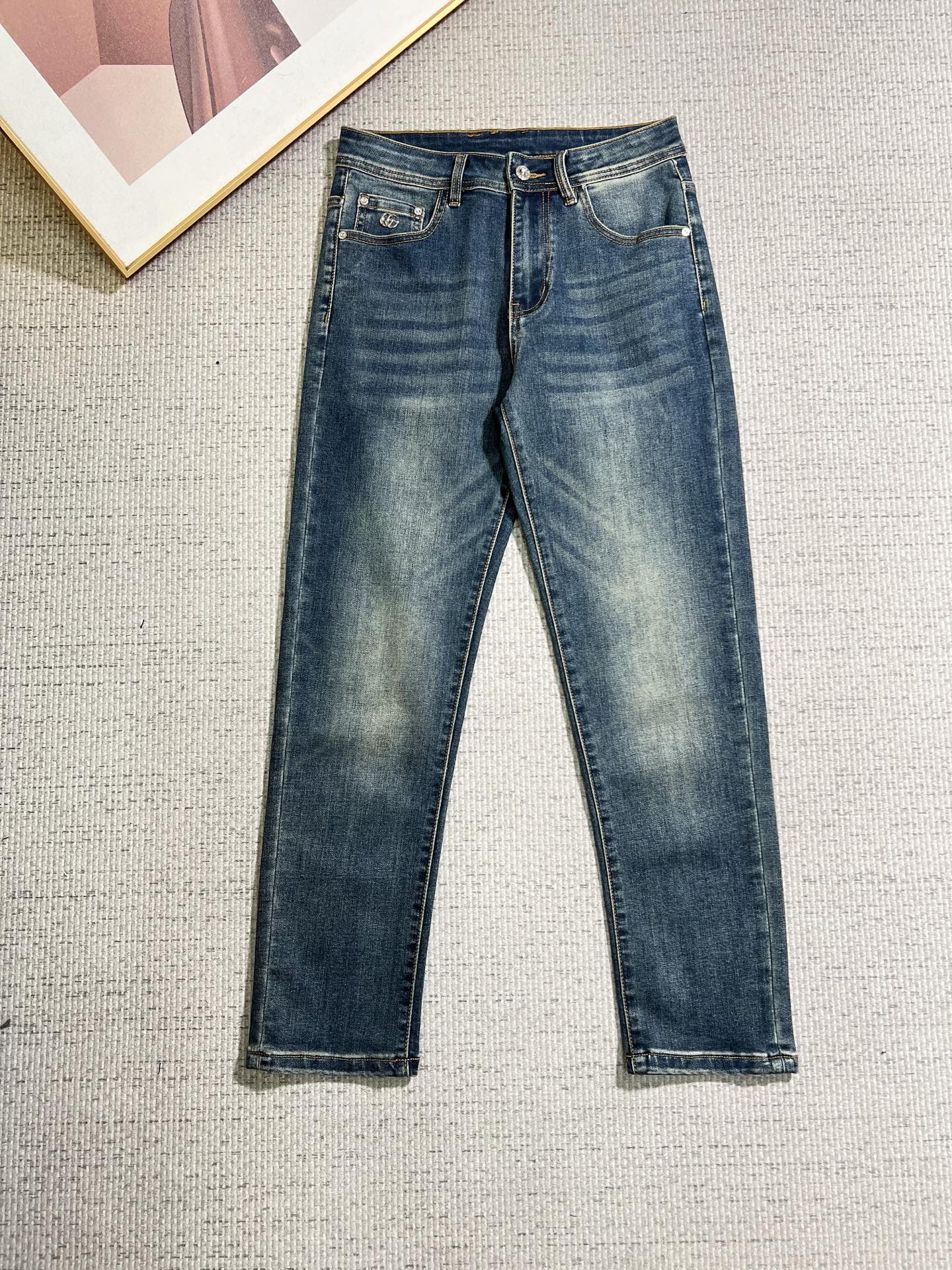 NO:841263,GUCCI men's denim jeans, official album and poster outfit style!  High-grade imported denim raw color fabrics are supplied to customers, and the pure 13oz denim fabrics from Okayama, Japan are specially selected. Heavy-duty environmentally friendly plant enzyme washing process is used. The texture has a light retro color, which is quite beautiful and is very suitable for autumn and winter color matching. The fabric is soft and delicate after washing, but has strong bones and a slight stretch, providing an excellent comfortable experience. There is no damage from any technological elements throughout the body, retaining the purest tannin color!  The details throughout the body are perfect, exquisite and sophisticated. The latest leather label on the waist highlights the brand's characteristics. The hardware accessories, leather label and wiring all reflect the craftsmanship!  The silhouette is perfectly tailored and has excellent butt lift and slimming effect. It can be easily matched with any top in the wardrobe. It has wide compatibility and is suitable for various daily wear. The upper body is full of style. It is a must-have trousers for those who are obsessed with quality control and 1V!  Size 29-38 (not 35.37),,gucci,jeans,19860909GUCCI 古奇 男士丹宁牛仔裤,官宣画册海报穿搭款！ 客供高级进口的丹宁原色面料,特选日本冈山纯正13oz 盎司牛仔布料,重磅环保植物酵素水洗工艺,肌理有着淡淡的复古色彩,相当漂亮,极符合秋冬的配色,面料经过水洗后柔软细腻,但筋骨感极强,且略带弹力,提供了绝佳的舒适体验,通身无任何工艺元素破坏,保留了最纯粹的丹宁本色！通身细节完美如斯,精湛且考究,最新的腰部皮标彰显了品牌特质,五金配件、皮标、走线无不体现出匠心工艺！版型剪裁完美,提臀修身效果绝佳,可轻松横扫衣橱任何的上装搭配,兼容性广泛,满足于日常各种穿搭,上身型款十足,于品质控及1V迷控者必入型裤装！ 尺码29—38（没35.37）,,gucci,jeans,,Men's clothing