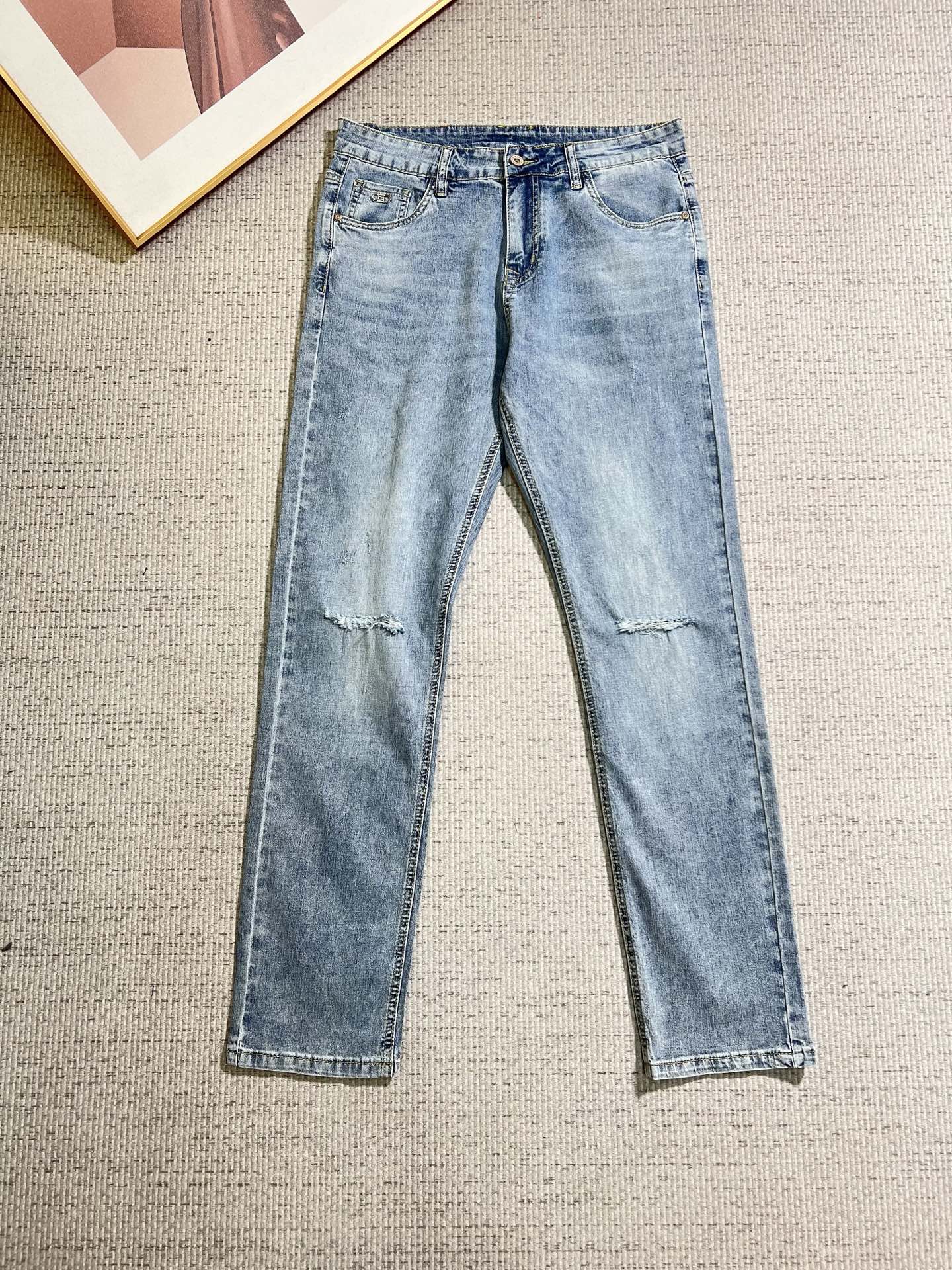 NO:841267,FENDI Fendi Men's Denim Jeans, Official Announcement Album and Poster Style!  High-grade imported denim raw color fabrics are supplied to customers, and the pure 13oz denim fabrics from Okayama, Japan are specially selected. Heavy-duty environmentally friendly plant enzyme washing process is used. The texture has a light retro color, which is quite beautiful and is very suitable for autumn and winter color matching. The fabric is soft and delicate after washing, but has strong bones and a slight stretch, providing an excellent comfortable experience. There is no damage from any technological elements throughout the body, retaining the purest tannin color!  The details throughout the body are perfect, exquisite and sophisticated. The latest leather label on the waist highlights the brand's characteristics. The hardware accessories, leather label and wiring all reflect the craftsmanship!  The silhouette is perfectly tailored and has excellent butt lift and slimming effect. It can be easily matched with any top in the wardrobe. It has wide compatibility and is suitable for various daily wear. The upper body is full of style. It is a must-have trousers for those who are obsessed with quality control and 1V!  Sizes 29-38 (not 35.37),,fendi,fendi,jeans,19860909FENDI 芬迪 男士丹宁牛仔裤,官宣画册海报穿搭款！ 客供高级进口的丹宁原色面料,特选日本冈山纯正13oz 盎司牛仔布料,重磅环保植物酵素水洗工艺,肌理有着淡淡的复古色彩,相当漂亮,极符合秋冬的配色,面料经过水洗后柔软细腻,但筋骨感极强,且略带弹力,提供了绝佳的舒适体验,通身无任何工艺元素破坏,保留了最纯粹的丹宁本色！通身细节完美如斯,精湛且考究,最新的腰部皮标彰显了品牌特质,五金配件、皮标、走线无不体现出匠心工艺！版型剪裁完美,提臀修身效果绝佳,可轻松横扫衣橱任何的上装搭配,兼容性广泛,满足于日常各种穿搭,上身型款十足,于品质控及1V迷控者必入型裤装！ 尺码29—38（没35.37）,,fendi,fendi,jeans,,Men's clothing