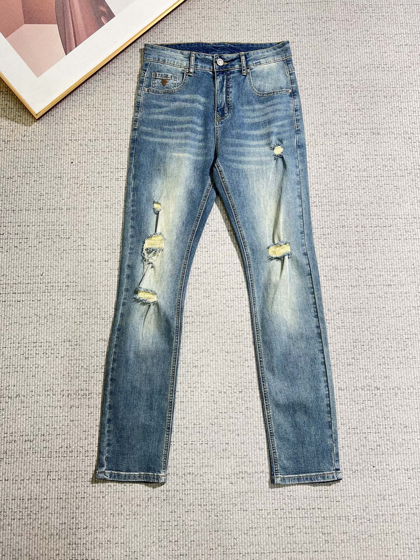 NO:841271,Dior men's denim jeans, official album and poster style!  High-grade imported denim raw color fabrics are supplied to customers, and the pure 13oz denim fabrics from Okayama, Japan are specially selected. Heavy-duty environmentally friendly plant enzyme washing process is used. The texture has a light retro color, which is quite beautiful and is very suitable for autumn and winter color matching. The fabric is soft and delicate after washing, but has strong bones and a slight stretch, providing an excellent comfortable experience. There is no damage from any technological elements throughout the body, retaining the purest tannin color!  The details throughout the body are perfect, exquisite and sophisticated. The latest leather label on the waist highlights the brand's characteristics. The hardware accessories, leather label and wiring all reflect the craftsmanship!  The silhouette is perfectly tailored and has excellent butt lift and slimming effect. It can be easily matched with any top in the wardrobe. It has wide compatibility and is suitable for various daily wear. The upper body is full of style. It is a must-have trousers for those who are obsessed with quality control and 1V!  Size 29-38 (not 35.37), dior, dior, jeans,19860909Dior 迪奥 男士丹宁牛仔裤,官宣画册海报穿搭款！ 客供高级进口的丹宁原色面料,特选日本冈山纯正13oz 盎司牛仔布料,重磅环保植物酵素水洗工艺,肌理有着淡淡的复古色彩,相当漂亮,极符合秋冬的配色,面料经过水洗后柔软细腻,但筋骨感极强,且略带弹力,提供了绝佳的舒适体验,通身无任何工艺元素破坏,保留了最纯粹的丹宁本色！通身细节完美如斯,精湛且考究,最新的腰部皮标彰显了品牌特质,五金配件、皮标、走线无不体现出匠心工艺！版型剪裁完美,提臀修身效果绝佳,可轻松横扫衣橱任何的上装搭配,兼容性广泛,满足于日常各种穿搭,上身型款十足,于品质控及1V迷控者必入型裤装！ 尺码29—38（没35.37）,,dior,dior,jeans,,Men's clothing