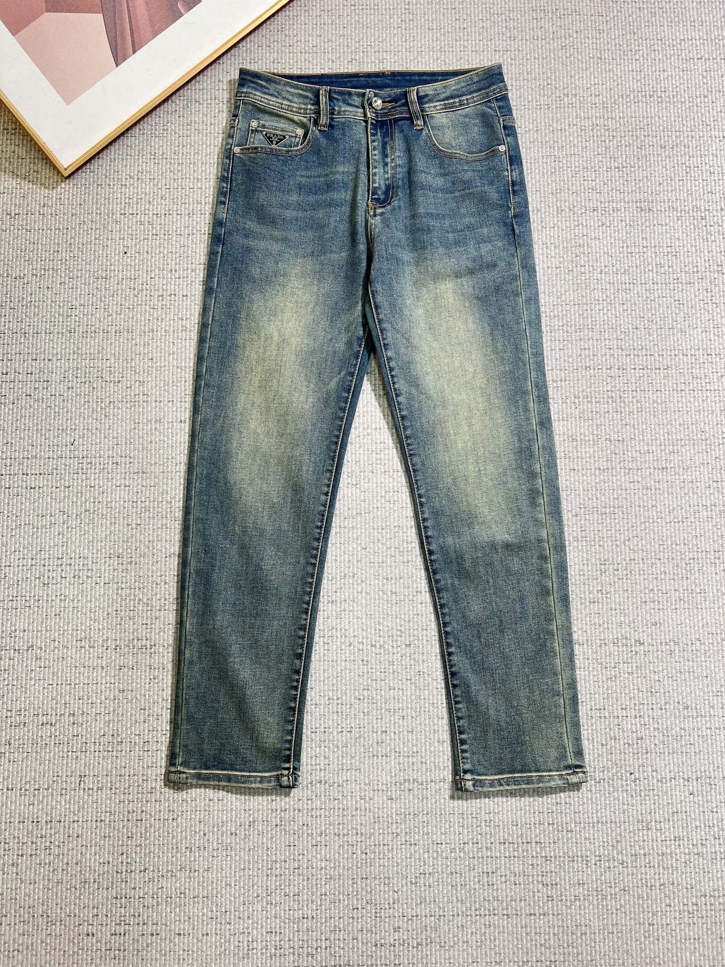 NO:841275,PRADA Men's denim jeans, official album and poster outfit!  High-grade imported denim raw color fabrics are supplied to customers, and the pure 13oz denim fabrics from Okayama, Japan are specially selected. Heavy-duty environmentally friendly plant enzyme washing process is used. The texture has a light retro color, which is quite beautiful and is very suitable for autumn and winter color matching. The fabric is soft and delicate after washing, but has strong bones and a slight stretch, providing an excellent comfortable experience. There is no damage from any technological elements throughout the body, retaining the purest tannin color!  The details throughout the body are perfect, exquisite and sophisticated. The latest leather label on the waist highlights the brand's characteristics. The hardware accessories, leather label and wiring all reflect the craftsmanship!  The silhouette is perfectly tailored and has excellent butt lift and slimming effect. It can be easily matched with any top in the wardrobe. It has wide compatibility and is suitable for various daily wear. The upper body is full of style. It is a must-have trousers for those who are obsessed with quality control and 1V!  Size 29-38 (not 35.37),, prada, prada, jeans,19860909PRADA 普拉达 男士丹宁牛仔裤,官宣画册海报穿搭款！ 客供高级进口的丹宁原色面料,特选日本冈山纯正13oz 盎司牛仔布料,重磅环保植物酵素水洗工艺,肌理有着淡淡的复古色彩,相当漂亮,极符合秋冬的配色,面料经过水洗后柔软细腻,但筋骨感极强,且略带弹力,提供了绝佳的舒适体验,通身无任何工艺元素破坏,保留了最纯粹的丹宁本色！通身细节完美如斯,精湛且考究,最新的腰部皮标彰显了品牌特质,五金配件、皮标、走线无不体现出匠心工艺！版型剪裁完美,提臀修身效果绝佳,可轻松横扫衣橱任何的上装搭配,兼容性广泛,满足于日常各种穿搭,上身型款十足,于品质控及1V迷控者必入型裤装！ 尺码29—38（没35.37）,,prada,prada,jeans,,Men's clothing