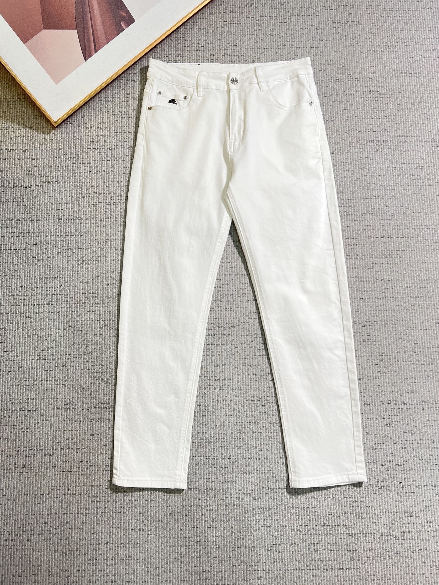 NO:841279,LP men's denim jeans, official album and poster outfit!  High-grade imported denim raw color fabrics are supplied to customers, and the pure 13oz denim fabrics from Okayama, Japan are specially selected. Heavy-duty environmentally friendly plant enzyme washing process is used. The texture has a light retro color, which is quite beautiful and is very suitable for autumn and winter color matching. The fabric is soft and delicate after washing, but has strong bones and a slight stretch, providing an excellent comfortable experience. There is no damage from any technological elements throughout the body, retaining the purest tannin color!  The details throughout the body are perfect, exquisite and sophisticated. The latest leather label on the waist highlights the brand's characteristics. The hardware accessories, leather label and wiring all reflect the craftsmanship!  The silhouette is perfectly tailored and has excellent butt lift and slimming effect. It can be easily matched with any top in the wardrobe. It has wide compatibility and is suitable for various daily wear. The upper body is full of style. It is a must-have trousers for those who are obsessed with quality control and 1V!  Size 29-38 (not 35.37),,loro piana,jeans,19860909LP 男士丹宁牛仔裤,官宣画册海报穿搭款！ 客供高级进口的丹宁原色面料,特选日本冈山纯正13oz 盎司牛仔布料,重磅环保植物酵素水洗工艺,肌理有着淡淡的复古色彩,相当漂亮,极符合秋冬的配色,面料经过水洗后柔软细腻,但筋骨感极强,且略带弹力,提供了绝佳的舒适体验,通身无任何工艺元素破坏,保留了最纯粹的丹宁本色！通身细节完美如斯,精湛且考究,最新的腰部皮标彰显了品牌特质,五金配件、皮标、走线无不体现出匠心工艺！版型剪裁完美,提臀修身效果绝佳,可轻松横扫衣橱任何的上装搭配,兼容性广泛,满足于日常各种穿搭,上身型款十足,于品质控及1V迷控者必入型裤装！ 尺码29—38（没35.37）,,loro piana,jeans,,Men's clothing
