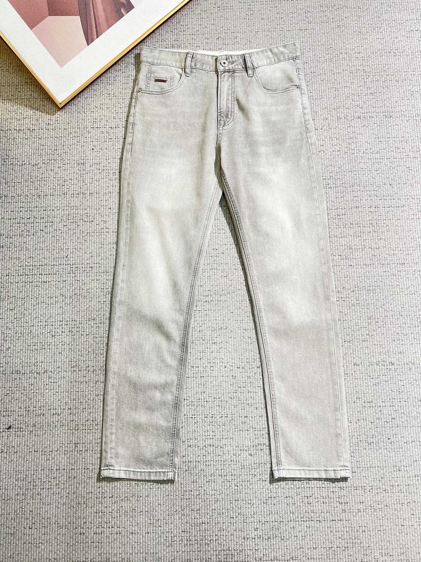 NO:841282,Burberry men's denim jeans, official album and poster outfit style!  High-grade imported denim raw color fabrics are supplied to customers, and the pure 13oz denim fabrics from Okayama, Japan are specially selected. Heavy-duty environmentally friendly plant enzyme washing process is used. The texture has a light retro color, which is quite beautiful and is very suitable for autumn and winter color matching. The fabric is soft and delicate after washing, but has strong bones and a slight stretch, providing an excellent comfortable experience. There is no damage from any technological elements throughout the body, retaining the purest tannin color!  The details throughout the body are perfect, exquisite and sophisticated. The latest leather label on the waist highlights the brand's characteristics. The hardware accessories, leather label and wiring all reflect the craftsmanship!  The silhouette is perfectly tailored and has excellent butt lift and slimming effect. It can be easily matched with any top in the wardrobe. It has wide compatibility and is suitable for various daily wear. The upper body is full of style. It is a must-have trousers for those who are obsessed with quality control and 1V!  Size 29-38 (not 35.37),,burberry,burberry,jeans,19860909Burberry 巴宝莉 男士丹宁牛仔裤,官宣画册海报穿搭款！ 客供高级进口的丹宁原色面料,特选日本冈山纯正13oz 盎司牛仔布料,重磅环保植物酵素水洗工艺,肌理有着淡淡的复古色彩,相当漂亮,极符合秋冬的配色,面料经过水洗后柔软细腻,但筋骨感极强,且略带弹力,提供了绝佳的舒适体验,通身无任何工艺元素破坏,保留了最纯粹的丹宁本色！通身细节完美如斯,精湛且考究,最新的腰部皮标彰显了品牌特质,五金配件、皮标、走线无不体现出匠心工艺！版型剪裁完美,提臀修身效果绝佳,可轻松横扫衣橱任何的上装搭配,兼容性广泛,满足于日常各种穿搭,上身型款十足,于品质控及1V迷控者必入型裤装！ 尺码29—38（没35.37）,,burberry,burberry,jeans,,Men's clothing