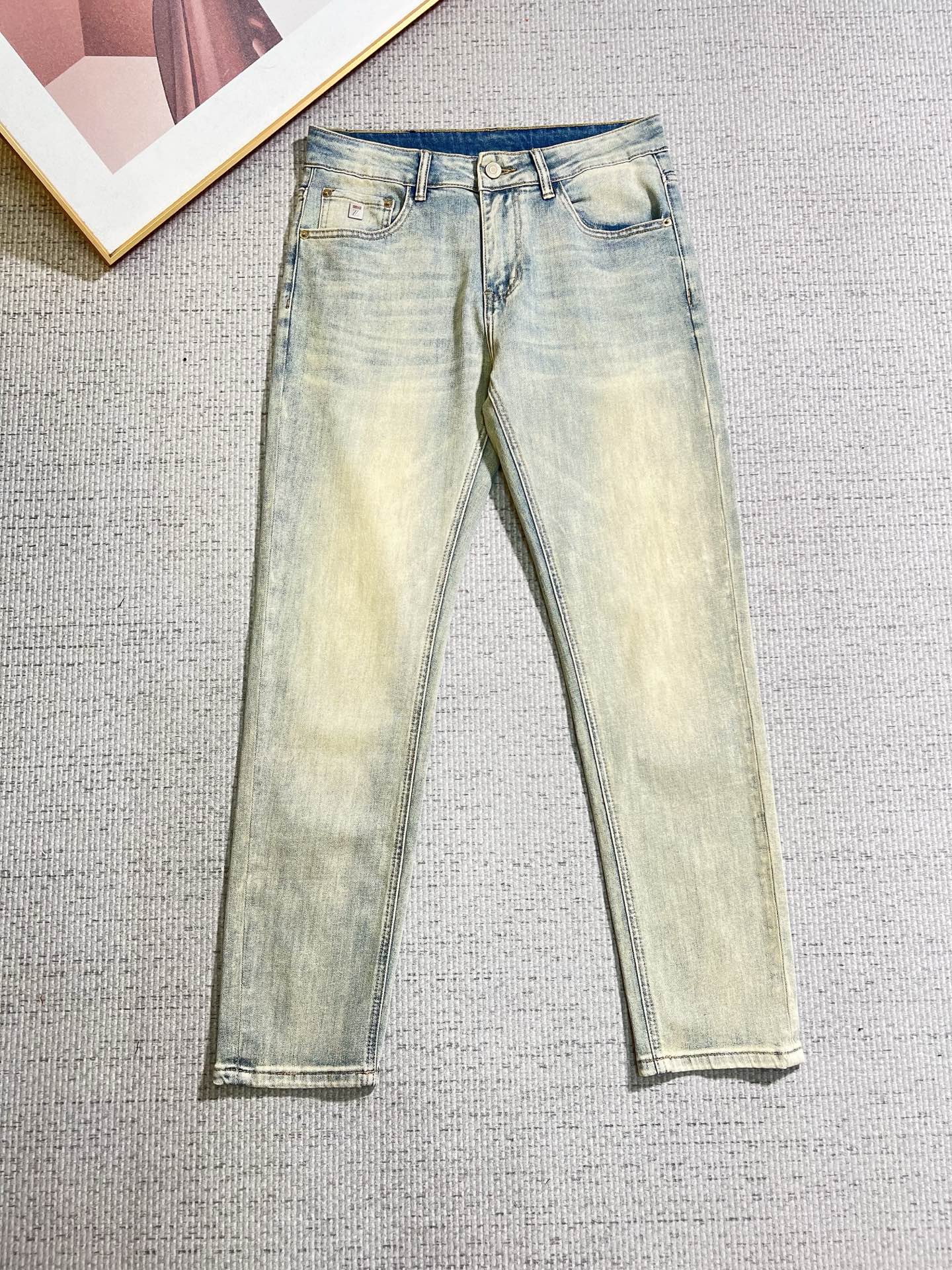 NO:841287,Ermenegildo Zegna men's denim jeans, official album and poster wear style!  High-grade imported denim raw color fabrics are supplied to customers, and the pure 13oz denim fabrics from Okayama, Japan are specially selected. Heavy-duty environmentally friendly plant enzyme washing process is used. The texture has a light retro color, which is quite beautiful and is very suitable for autumn and winter color matching. The fabric is soft and delicate after washing, but has strong bones and a slight stretch, providing an excellent comfortable experience. There is no damage from any technological elements throughout the body, retaining the purest tannin color!  The details throughout the body are perfect, exquisite and sophisticated. The latest leather label on the waist highlights the brand's characteristics. The hardware accessories, leather label and wiring all reflect the craftsmanship!  The silhouette is perfectly tailored and has excellent butt lift and slimming effect. It can be easily matched with any top in the wardrobe. It has wide compatibility and is suitable for various daily wear. The upper body is full of style. It is a must-have trousers for those who are obsessed with quality control and 1V!  Sizes 29-38 (not 35.37),,zegna,jeans,19860909杰尼亚 男士丹宁牛仔裤,官宣画册海报穿搭款！ 客供高级进口的丹宁原色面料,特选日本冈山纯正13oz 盎司牛仔布料,重磅环保植物酵素水洗工艺,肌理有着淡淡的复古色彩,相当漂亮,极符合秋冬的配色,面料经过水洗后柔软细腻,但筋骨感极强,且略带弹力,提供了绝佳的舒适体验,通身无任何工艺元素破坏,保留了最纯粹的丹宁本色！通身细节完美如斯,精湛且考究,最新的腰部皮标彰显了品牌特质,五金配件、皮标、走线无不体现出匠心工艺！版型剪裁完美,提臀修身效果绝佳,可轻松横扫衣橱任何的上装搭配,兼容性广泛,满足于日常各种穿搭,上身型款十足,于品质控及1V迷控者必入型裤装！ 尺码29—38（没35.37）,,zegna,jeans,,Men's clothing
