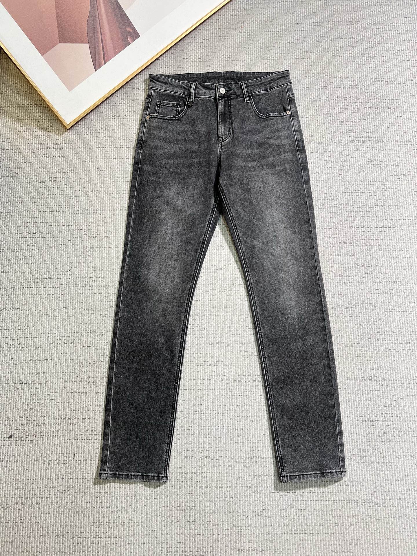 NO:841293,LP men's denim jeans, official album and poster outfit!  High-grade imported denim raw color fabrics are supplied to customers, and the pure 13oz denim fabrics from Okayama, Japan are specially selected. Heavy-duty environmentally friendly plant enzyme washing process is used. The texture has a light retro color, which is quite beautiful and is very suitable for autumn and winter color matching. The fabric is soft and delicate after washing, but has strong bones and a slight stretch, providing an excellent comfortable experience. There is no damage from any technological elements throughout the body, retaining the purest tannin color!  The details throughout the body are perfect, exquisite and sophisticated. The latest leather label on the waist highlights the brand's characteristics. The hardware accessories, leather label and wiring all reflect the craftsmanship!  The silhouette is perfectly tailored and has excellent butt lift and slimming effect. It can be easily matched with any top in the wardrobe. It has wide compatibility and is suitable for various daily wear. The upper body is full of style. It is a must-have trousers for those who are obsessed with quality control and 1V!  Size 29-38 (not 35.37),,loro piana,jeans,19860909LP 男士丹宁牛仔裤,官宣画册海报穿搭款！ 客供高级进口的丹宁原色面料,特选日本冈山纯正13oz 盎司牛仔布料,重磅环保植物酵素水洗工艺,肌理有着淡淡的复古色彩,相当漂亮,极符合秋冬的配色,面料经过水洗后柔软细腻,但筋骨感极强,且略带弹力,提供了绝佳的舒适体验,通身无任何工艺元素破坏,保留了最纯粹的丹宁本色！通身细节完美如斯,精湛且考究,最新的腰部皮标彰显了品牌特质,五金配件、皮标、走线无不体现出匠心工艺！版型剪裁完美,提臀修身效果绝佳,可轻松横扫衣橱任何的上装搭配,兼容性广泛,满足于日常各种穿搭,上身型款十足,于品质控及1V迷控者必入型裤装！ 尺码29—38（没35.37）,,loro piana,jeans,,Men's clothing