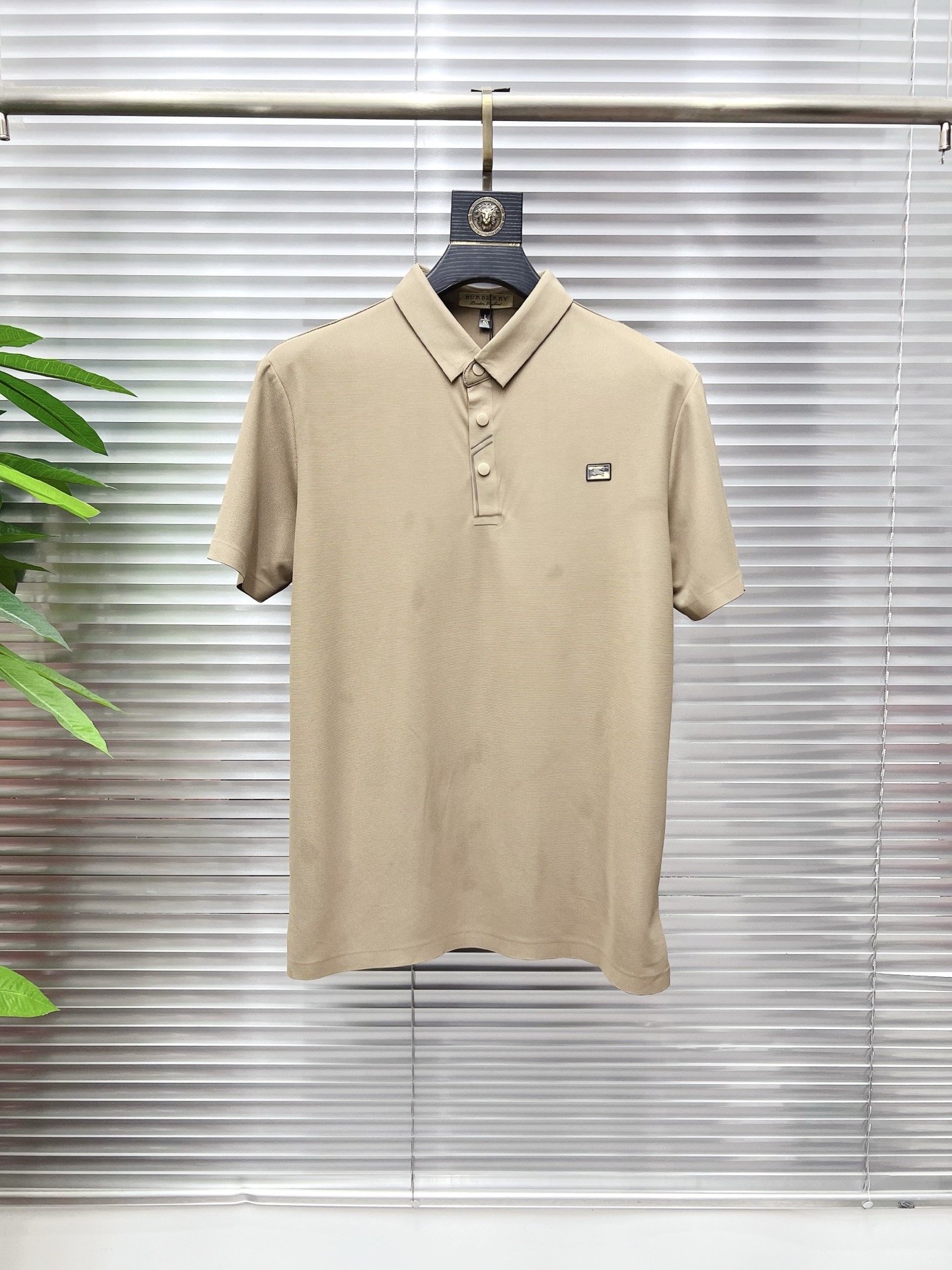 NO:849683,Burberry Burberry 2026  The new summer men's lapel polo shirt unlocks Italian elegance. The neckline design is the finishing touch of the entire short sleeve. Simple lines outline a neat shape. The iconic brand logo is presented on the chest with exquisite embroidery technology. It is low-key yet recognizable. Every detail demonstrates the brand's profound heritage and persistent pursuit of the brand. It is made of high-quality fabrics, soft and comfortable, with excellent breathability and delicate touch. Even when worn in the hot summer, you can always stay fresh!  Size M-3XL,,burberry,burberry,T-shirt,19860909Burberry 巴宝莉 2026 夏季新款男士翻领polo衫,解锁意式优雅.领口设计是整件短袖的点睛之笔,简约线条勾勒出利落造型,标志性品牌logo以精致的刺绣工艺呈现于胸前,低调又不失辨识度,每一处细节都彰显着品牌的深厚底蕴与对品牌的执着追求.选用高品质面料,柔软舒适,透气性极佳,触感细腻,即使在炎炎夏日穿着,也能时刻保持清爽！ 码数M-3XL,,burberry,burberry,T-shirt,,Men's clothing
