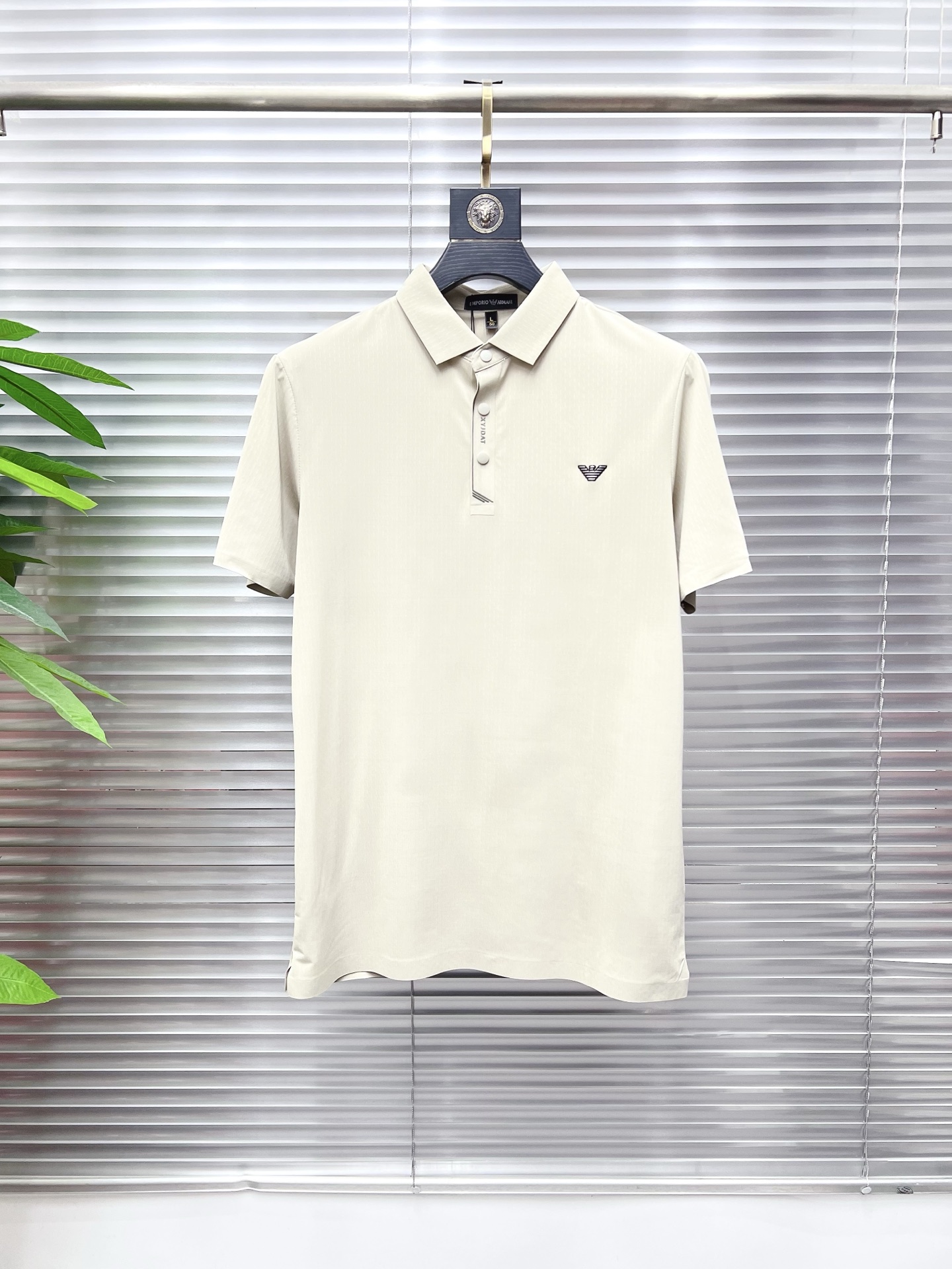 NO:849685,Armani Armani 2026  The new summer men's lapel polo shirt unlocks Italian elegance. The neckline design is the finishing touch of the entire short sleeve. Simple lines outline a neat shape. The iconic brand logo is presented on the chest with exquisite embroidery technology. It is low-key yet recognizable. Every detail demonstrates the brand's profound heritage and persistent pursuit of the brand. It is made of high-quality fabrics, soft and comfortable, with excellent breathability and delicate touch. Even when worn in the hot summer, you can always stay fresh!  Size M-3XL,,armani,armani,T-shirt,19860909Armani 阿玛尼 2026 夏季新款男士翻领polo衫,解锁意式优雅.领口设计是整件短袖的点睛之笔,简约线条勾勒出利落造型,标志性品牌logo以精致的刺绣工艺呈现于胸前,低调又不失辨识度,每一处细节都彰显着品牌的深厚底蕴与对品牌的执着追求.选用高品质面料,柔软舒适,透气性极佳,触感细腻,即使在炎炎夏日穿着,也能时刻保持清爽！ 码数M-3XL,,armani,armani,T-shirt,,Men's clothing