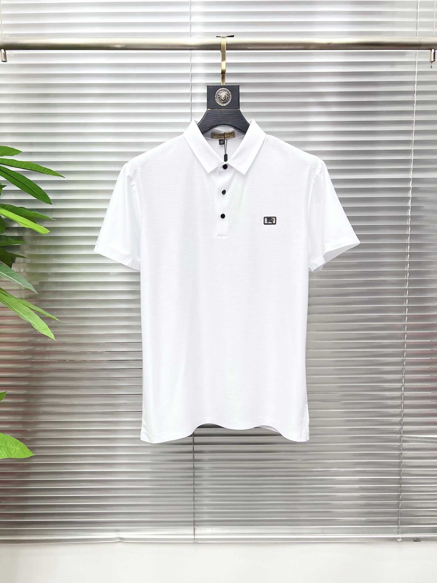 NO:849687,Burberry Burberry 2026  The new summer men's lapel polo shirt unlocks Italian elegance. The neckline design is the finishing touch of the entire short sleeve. Simple lines outline a neat shape. The iconic brand logo is presented on the chest with exquisite embroidery technology. It is low-key yet recognizable. Every detail demonstrates the brand's profound heritage and persistent pursuit of the brand. It is made of high-quality fabrics, soft and comfortable, with excellent breathability and delicate touch. Even when worn in the hot summer, you can always stay fresh!  Size M-3XL,,burberry,burberry,T-shirt,19860909Burberry 巴宝莉 2026 夏季新款男士翻领polo衫,解锁意式优雅.领口设计是整件短袖的点睛之笔,简约线条勾勒出利落造型,标志性品牌logo以精致的刺绣工艺呈现于胸前,低调又不失辨识度,每一处细节都彰显着品牌的深厚底蕴与对品牌的执着追求.选用高品质面料,柔软舒适,透气性极佳,触感细腻,即使在炎炎夏日穿着,也能时刻保持清爽！ 码数M-3XL,,burberry,burberry,T-shirt,,Men's clothing