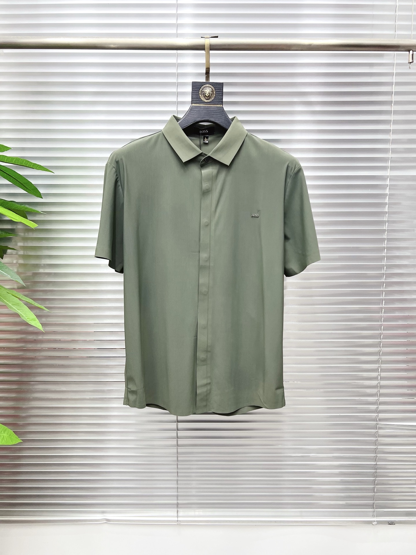 NO:849689,BOSS 2026  The new summer men's lapel polo shirt unlocks Italian elegance. The neckline design is the finishing touch of the entire short sleeve. Simple lines outline a neat shape. The iconic brand logo is presented on the chest with exquisite embroidery technology. It is low-key yet recognizable. Every detail demonstrates the brand's profound heritage and persistent pursuit of the brand. It is made of high-quality fabrics, soft and comfortable, with excellent breathability and delicate touch. Even when worn in the hot summer, you can always stay fresh!  Size M-3XL,,T-shirt,19860909BOSS 2026 夏季新款男士翻领polo衫,解锁意式优雅.领口设计是整件短袖的点睛之笔,简约线条勾勒出利落造型,标志性品牌logo以精致的刺绣工艺呈现于胸前,低调又不失辨识度,每一处细节都彰显着品牌的深厚底蕴与对品牌的执着追求.选用高品质面料,柔软舒适,透气性极佳,触感细腻,即使在炎炎夏日穿着,也能时刻保持清爽！ 码数M-3XL,,T-shirt,,Men's clothing