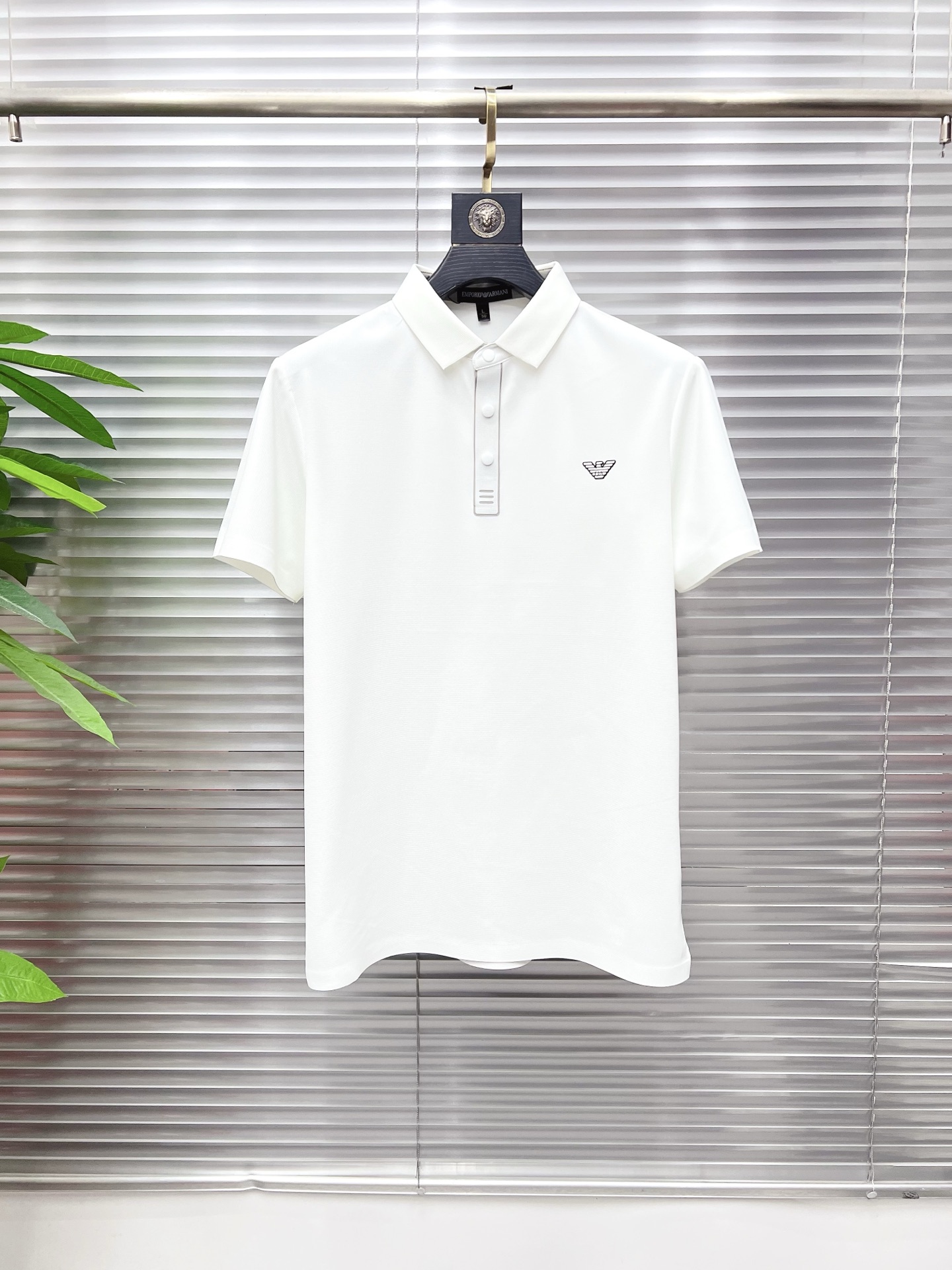 NO:849691,Armani Armani 2026  The new summer men's lapel polo shirt unlocks Italian elegance. The neckline design is the finishing touch of the entire short sleeve. Simple lines outline a neat shape. The iconic brand logo is presented on the chest with exquisite embroidery technology. It is low-key yet recognizable. Every detail demonstrates the brand's profound heritage and persistent pursuit of the brand. It is made of high-quality fabrics, soft and comfortable, with excellent breathability and delicate touch. Even when worn in the hot summer, you can always stay fresh!  Size M-3XL,,armani,armani,T-shirt,19860909Armani 阿玛尼 2026 夏季新款男士翻领polo衫,解锁意式优雅.领口设计是整件短袖的点睛之笔,简约线条勾勒出利落造型,标志性品牌logo以精致的刺绣工艺呈现于胸前,低调又不失辨识度,每一处细节都彰显着品牌的深厚底蕴与对品牌的执着追求.选用高品质面料,柔软舒适,透气性极佳,触感细腻,即使在炎炎夏日穿着,也能时刻保持清爽！ 码数M-3XL,,armani,armani,T-shirt,,Men's clothing