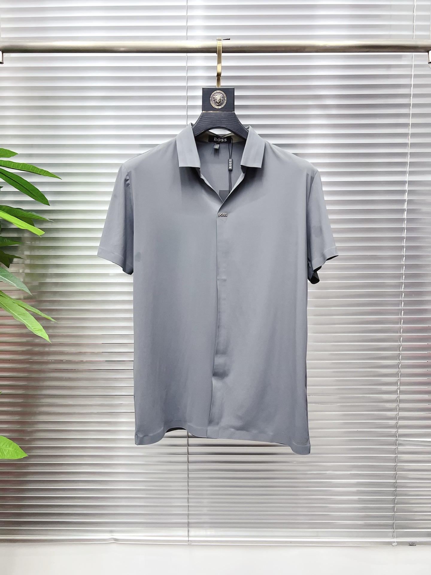 NO:849693,BOSS 2026  The new summer men's lapel polo shirt unlocks Italian elegance. The neckline design is the finishing touch of the entire short sleeve. Simple lines outline a neat shape. The iconic brand logo is presented on the chest with exquisite embroidery technology. It is low-key yet recognizable. Every detail demonstrates the brand's profound heritage and persistent pursuit of the brand. It is made of high-quality fabrics, soft and comfortable, with excellent breathability and delicate touch. Even when worn in the hot summer, you can always stay fresh!  Size M-3XL,,T-shirt,19860909BOSS 2026 夏季新款男士翻领polo衫,解锁意式优雅.领口设计是整件短袖的点睛之笔,简约线条勾勒出利落造型,标志性品牌logo以精致的刺绣工艺呈现于胸前,低调又不失辨识度,每一处细节都彰显着品牌的深厚底蕴与对品牌的执着追求.选用高品质面料,柔软舒适,透气性极佳,触感细腻,即使在炎炎夏日穿着,也能时刻保持清爽！ 码数M-3XL,,T-shirt,,Men's clothing