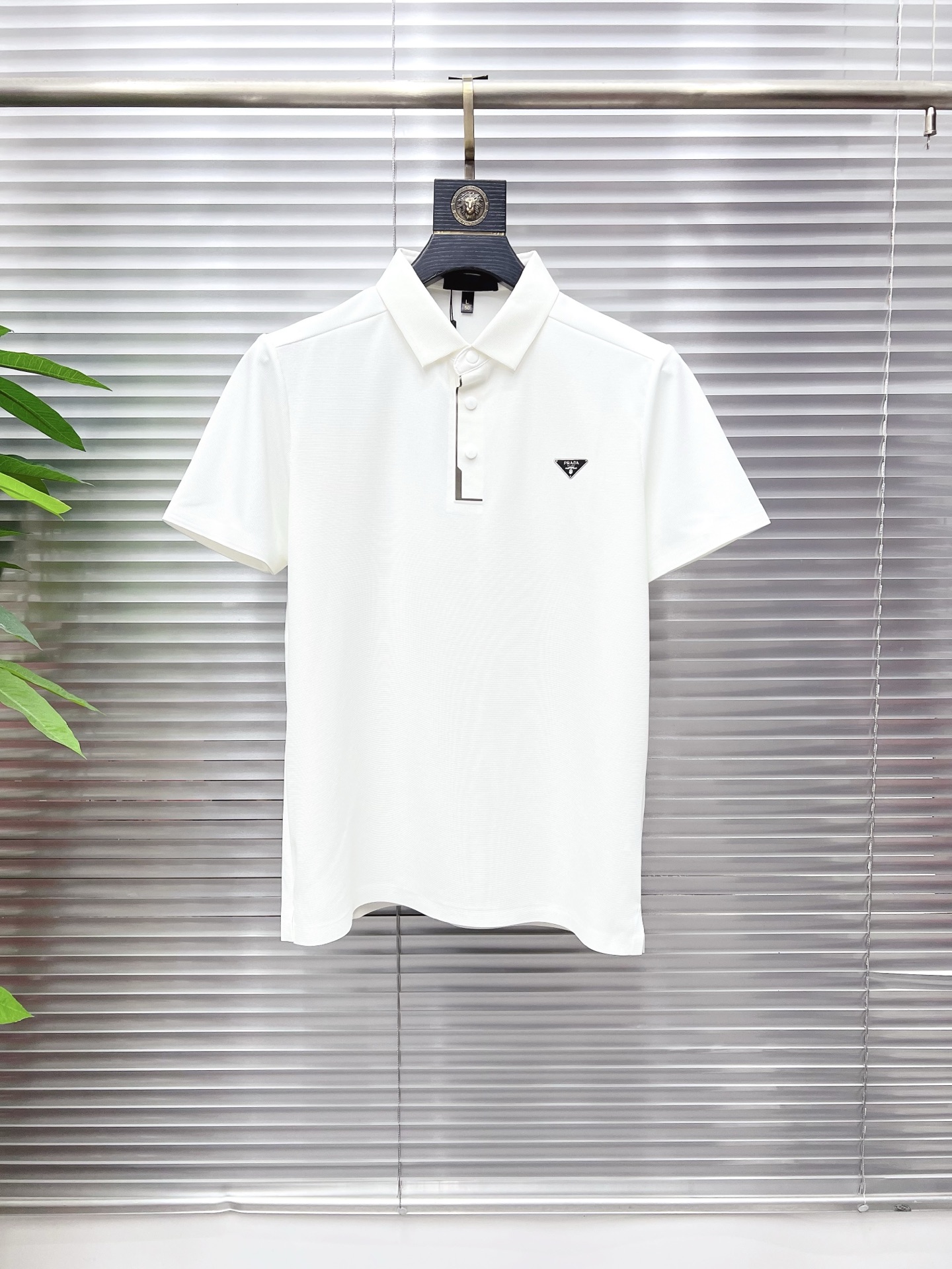 NO:849695,PRADA 2026  The new summer men's lapel polo shirt unlocks Italian elegance. The neckline design is the finishing touch of the entire short sleeve. Simple lines outline a neat shape. The iconic brand logo is presented on the chest with exquisite embroidery technology. It is low-key yet recognizable. Every detail demonstrates the brand's profound heritage and persistent pursuit of the brand. It is made of high-quality fabrics, soft and comfortable, with excellent breathability and delicate touch. Even when worn in the hot summer, you can always stay fresh!  Size M-3XL,,prada,prada,T-shirt,19860909PRADA 普拉达 2026 夏季新款男士翻领polo衫,解锁意式优雅.领口设计是整件短袖的点睛之笔,简约线条勾勒出利落造型,标志性品牌logo以精致的刺绣工艺呈现于胸前,低调又不失辨识度,每一处细节都彰显着品牌的深厚底蕴与对品牌的执着追求.选用高品质面料,柔软舒适,透气性极佳,触感细腻,即使在炎炎夏日穿着,也能时刻保持清爽！ 码数M-3XL,,prada,prada,T-shirt,,Men's clothing