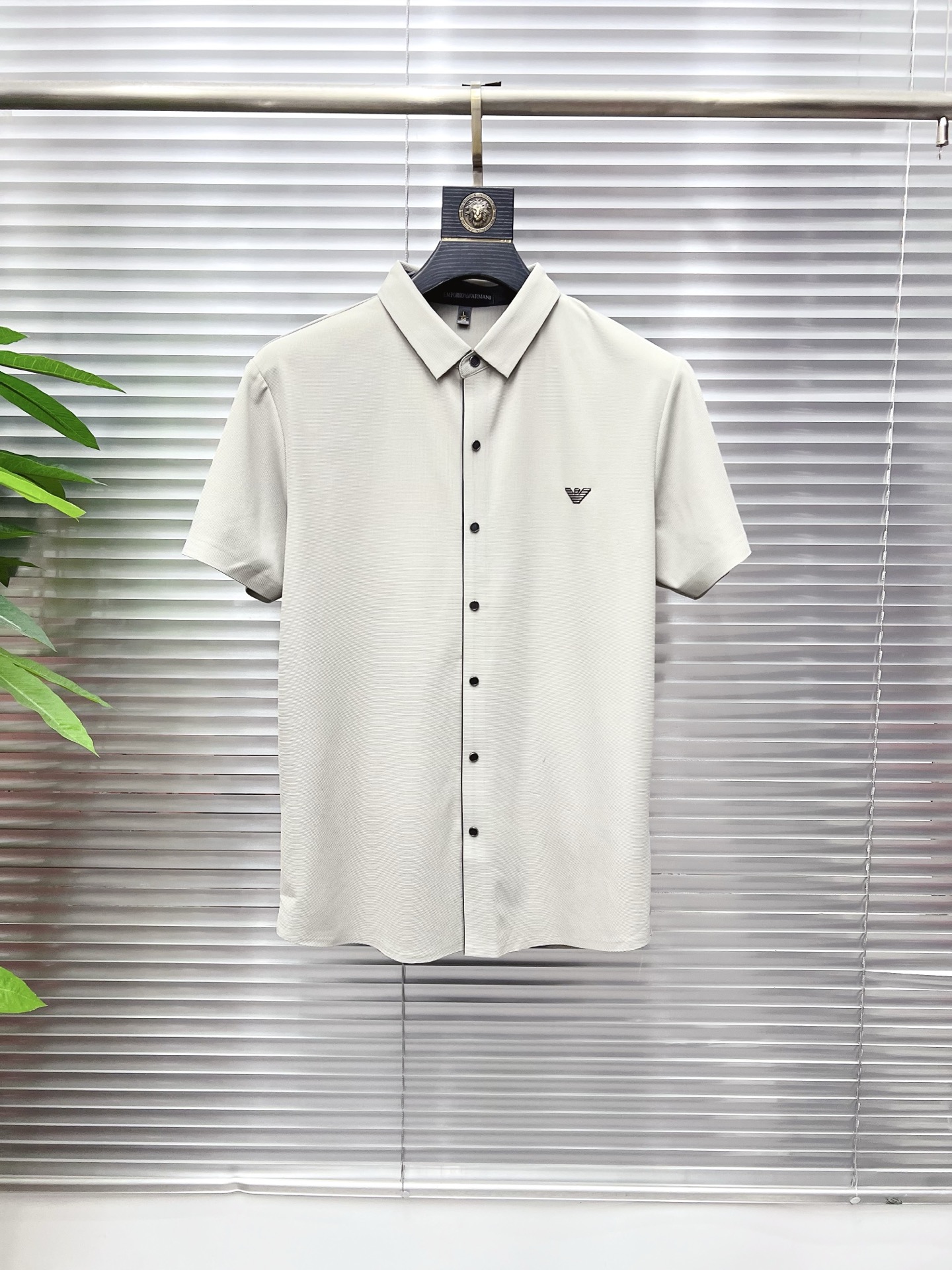 NO:849641,Armani Armani 2026  The new summer men's lapel polo shirt unlocks Italian elegance. The neckline design is the finishing touch of the entire short sleeve. Simple lines outline a neat shape. The iconic brand logo is presented on the chest with exquisite embroidery technology. It is low-key yet recognizable. Every detail demonstrates the brand's profound heritage and persistent pursuit of the brand. It is made of high-quality fabrics, soft and comfortable, with excellent breathability and delicate touch. Even when worn in the hot summer, you can always stay fresh!  Size M-3XL,,armani,armani,T-shirt,19860909Armani 阿玛尼 2026 夏季新款男士翻领polo衫,解锁意式优雅.领口设计是整件短袖的点睛之笔,简约线条勾勒出利落造型,标志性品牌logo以精致的刺绣工艺呈现于胸前,低调又不失辨识度,每一处细节都彰显着品牌的深厚底蕴与对品牌的执着追求.选用高品质面料,柔软舒适,透气性极佳,触感细腻,即使在炎炎夏日穿着,也能时刻保持清爽！ 码数M-3XL,,armani,armani,T-shirt,,Men's clothing