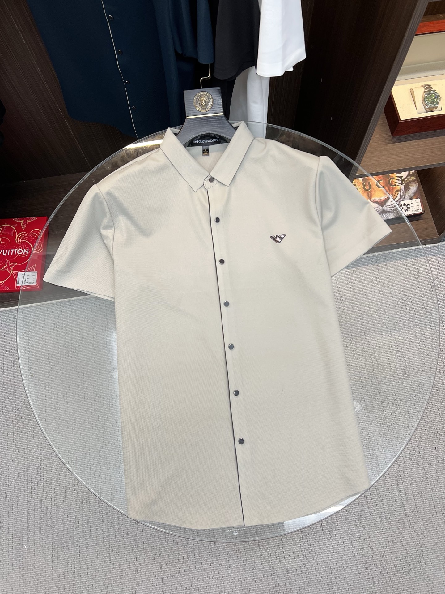 NO:848152,Price adjustment Armani Armani 2026  The new summer men's lapel polo shirt unlocks Italian elegance. The neckline design is the finishing touch of the entire short sleeve. Simple lines outline a neat shape. The iconic brand logo is presented on the chest with exquisite embroidery technology. It is low-key yet recognizable. Every detail demonstrates the brand's profound heritage and persistent pursuit of the brand. It is made of high-quality fabrics, soft and comfortable, with excellent breathability and delicate touch. Even when worn in the hot summer, you can always stay fresh!  Size M-3XL,,armani,armani,T-shirt,19860909调价 Armani 阿玛尼 2026 夏季新款男士翻领polo衫,解锁意式优雅.领口设计是整件短袖的点睛之笔,简约线条勾勒出利落造型,标志性品牌logo以精致的刺绣工艺呈现于胸前,低调又不失辨识度,每一处细节都彰显着品牌的深厚底蕴与对品牌的执着追求.选用高品质面料,柔软舒适,透气性极佳,触感细腻,即使在炎炎夏日穿着,也能时刻保持清爽！ 码数M-3XL,,armani,armani,T-shirt,,Men's clothing