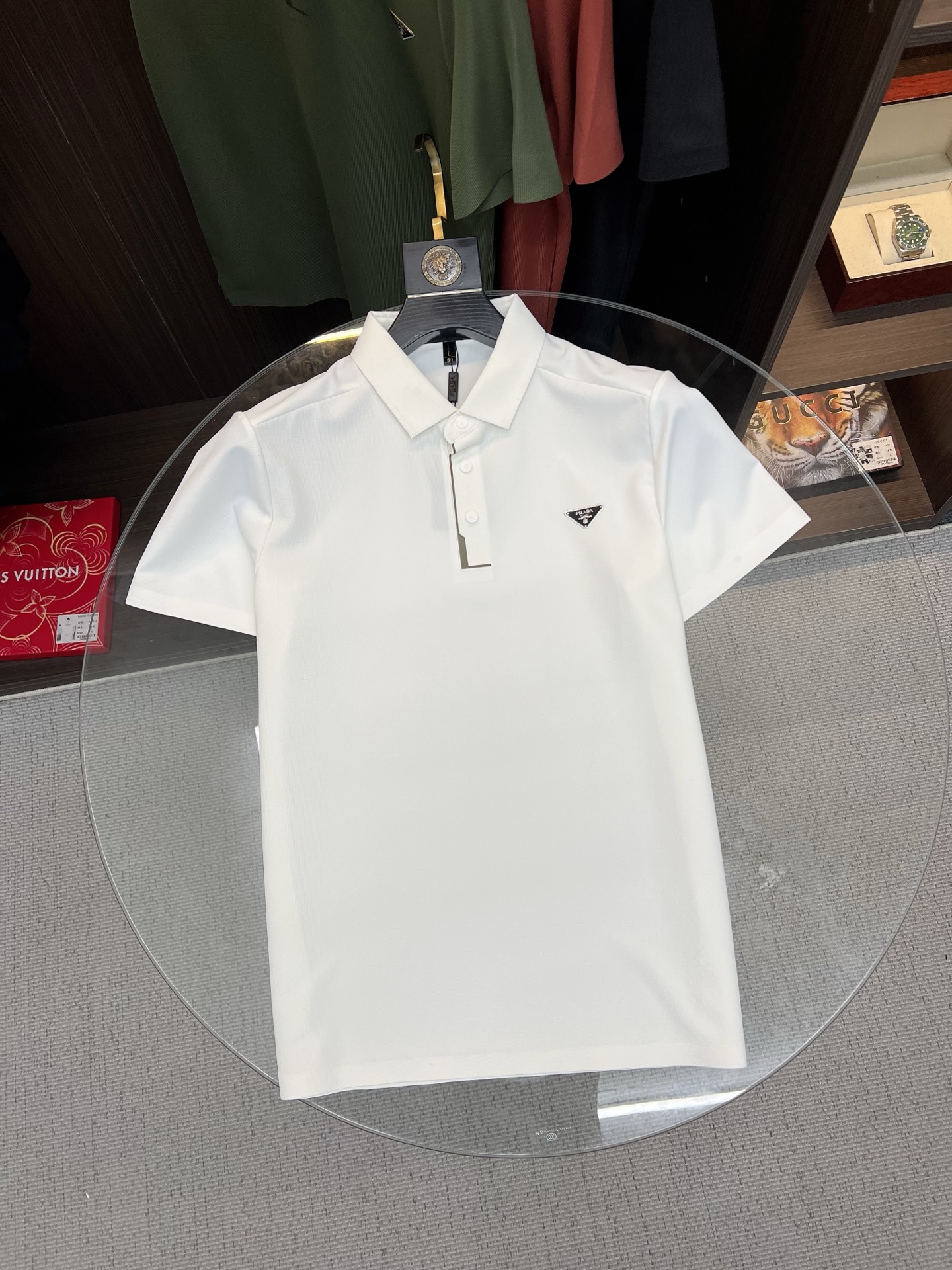 NO:848154,PRADA PRADA 2026  The new summer men's lapel polo shirt unlocks Italian elegance. The neckline design is the finishing touch of the entire short sleeve. Simple lines outline a neat shape. The iconic brand logo is presented on the chest with exquisite embroidery technology. It is low-key yet recognizable. Every detail demonstrates the brand's profound heritage and persistent pursuit of the brand. It is made of high-quality fabrics, soft and comfortable, with excellent breathability and delicate touch. Even when worn in the hot summer, you can always stay fresh!  Size M-3XL,,prada,prada,T-shirt,19860909调价 PRADA 普拉达 2026 夏季新款男士翻领polo衫,解锁意式优雅.领口设计是整件短袖的点睛之笔,简约线条勾勒出利落造型,标志性品牌logo以精致的刺绣工艺呈现于胸前,低调又不失辨识度,每一处细节都彰显着品牌的深厚底蕴与对品牌的执着追求.选用高品质面料,柔软舒适,透气性极佳,触感细腻,即使在炎炎夏日穿着,也能时刻保持清爽！ 码数M-3XL,,prada,prada,T-shirt,,Men's clothing
