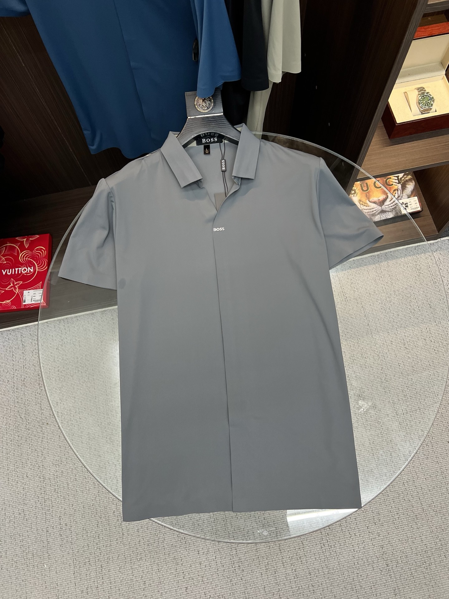 NO:848156,Price adjustment BOSS 2026  The new summer men's lapel polo shirt unlocks Italian elegance. The neckline design is the finishing touch of the entire short sleeve. Simple lines outline a neat shape. The iconic brand logo is presented on the chest with exquisite embroidery technology. It is low-key yet recognizable. Every detail demonstrates the brand's profound heritage and persistent pursuit of the brand. It is made of high-quality fabrics, soft and comfortable, with excellent breathability and delicate touch. Even when worn in the hot summer, you can always stay fresh!  Size M-3XL,,T-shirt,19860909调价 BOSS 2026 夏季新款男士翻领polo衫,解锁意式优雅.领口设计是整件短袖的点睛之笔,简约线条勾勒出利落造型,标志性品牌logo以精致的刺绣工艺呈现于胸前,低调又不失辨识度,每一处细节都彰显着品牌的深厚底蕴与对品牌的执着追求.选用高品质面料,柔软舒适,透气性极佳,触感细腻,即使在炎炎夏日穿着,也能时刻保持清爽！ 码数M-3XL,,T-shirt,,Men's clothing