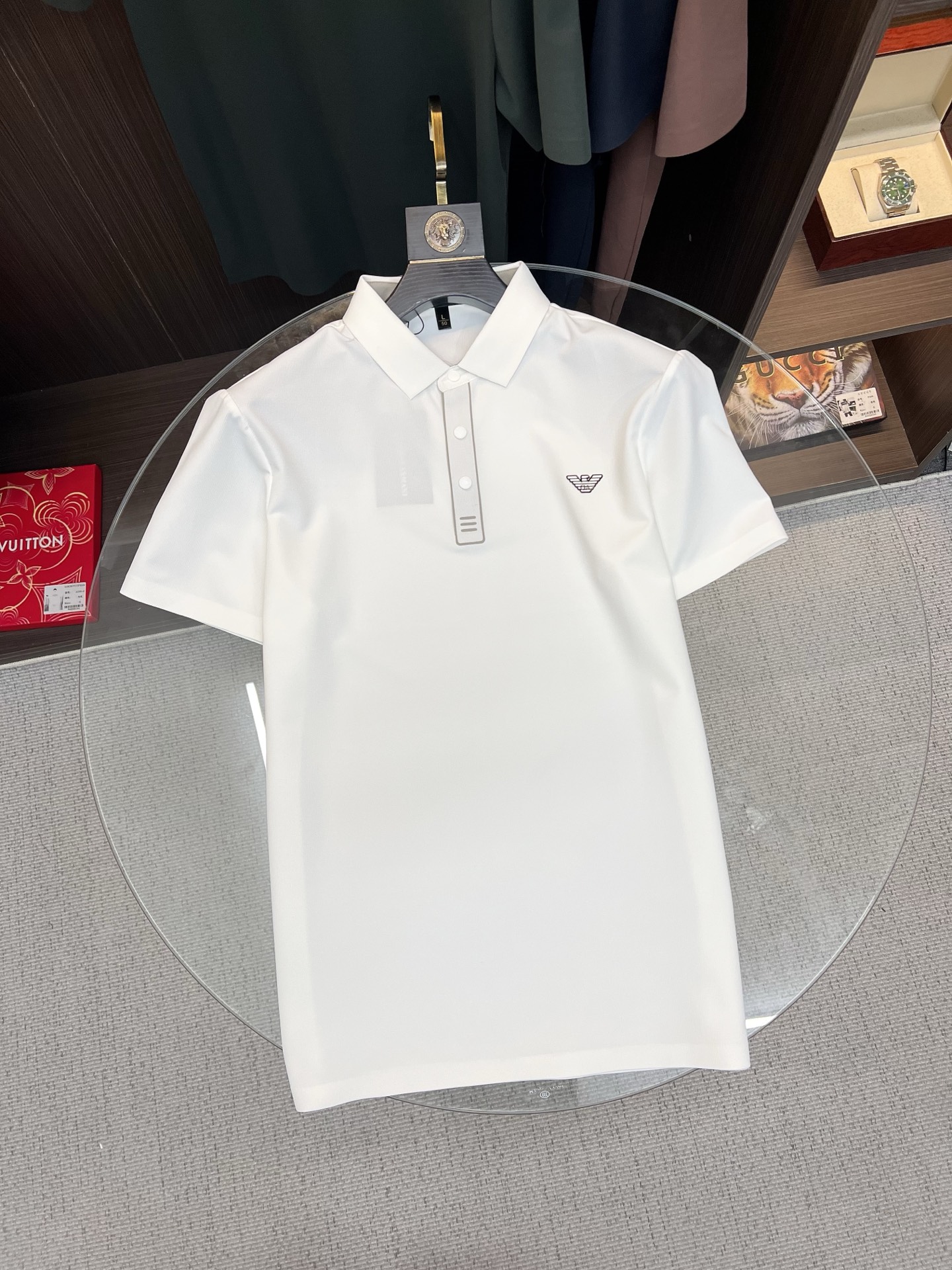 NO:848158,Price adjustment Armani Armani 2026  The new summer men's lapel polo shirt unlocks Italian elegance. The neckline design is the finishing touch of the entire short sleeve. Simple lines outline a neat shape. The iconic brand logo is presented on the chest with exquisite embroidery technology. It is low-key yet recognizable. Every detail demonstrates the brand's profound heritage and persistent pursuit of the brand. It is made of high-quality fabrics, soft and comfortable, with excellent breathability and delicate touch. Even when worn in the hot summer, you can always stay fresh!  Size M-3XL,,armani,armani,T-shirt,19860909调价 Armani 阿玛尼 2026 夏季新款男士翻领polo衫,解锁意式优雅.领口设计是整件短袖的点睛之笔,简约线条勾勒出利落造型,标志性品牌logo以精致的刺绣工艺呈现于胸前,低调又不失辨识度,每一处细节都彰显着品牌的深厚底蕴与对品牌的执着追求.选用高品质面料,柔软舒适,透气性极佳,触感细腻,即使在炎炎夏日穿着,也能时刻保持清爽！ 码数M-3XL,,armani,armani,T-shirt,,Men's clothing
