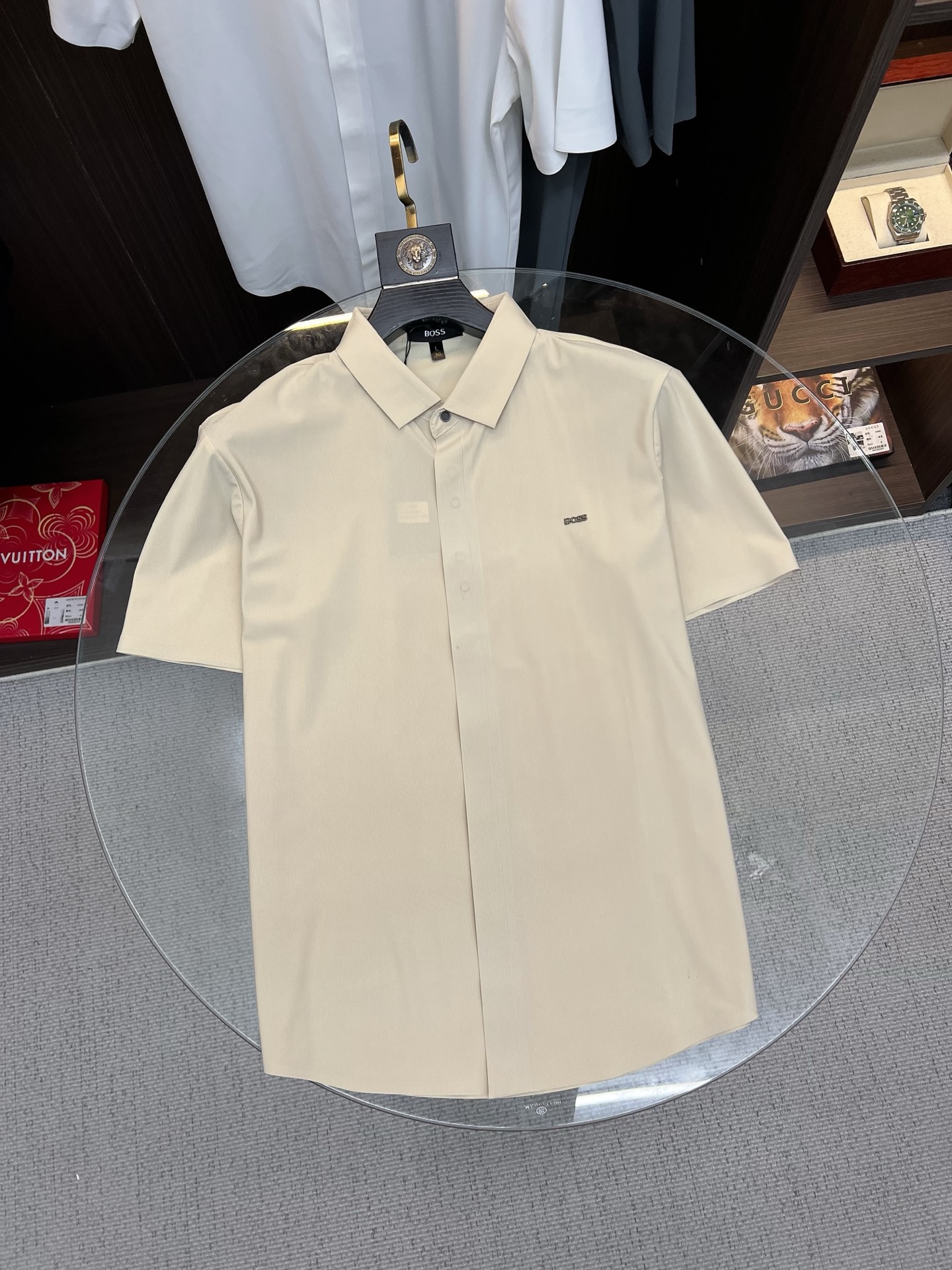 NO:848160,Price adjustment BOSS 2026  The new summer men's lapel polo shirt unlocks Italian elegance. The neckline design is the finishing touch of the entire short sleeve. Simple lines outline a neat shape. The iconic brand logo is presented on the chest with exquisite embroidery technology. It is low-key yet recognizable. Every detail demonstrates the brand's profound heritage and persistent pursuit of the brand. It is made of high-quality fabrics, soft and comfortable, with excellent breathability and delicate touch. Even when worn in the hot summer, you can always stay fresh!  Size M-3XL,,T-shirt,19860909调价 BOSS 2026 夏季新款男士翻领polo衫,解锁意式优雅.领口设计是整件短袖的点睛之笔,简约线条勾勒出利落造型,标志性品牌logo以精致的刺绣工艺呈现于胸前,低调又不失辨识度,每一处细节都彰显着品牌的深厚底蕴与对品牌的执着追求.选用高品质面料,柔软舒适,透气性极佳,触感细腻,即使在炎炎夏日穿着,也能时刻保持清爽！ 码数M-3XL,,T-shirt,,Men's clothing