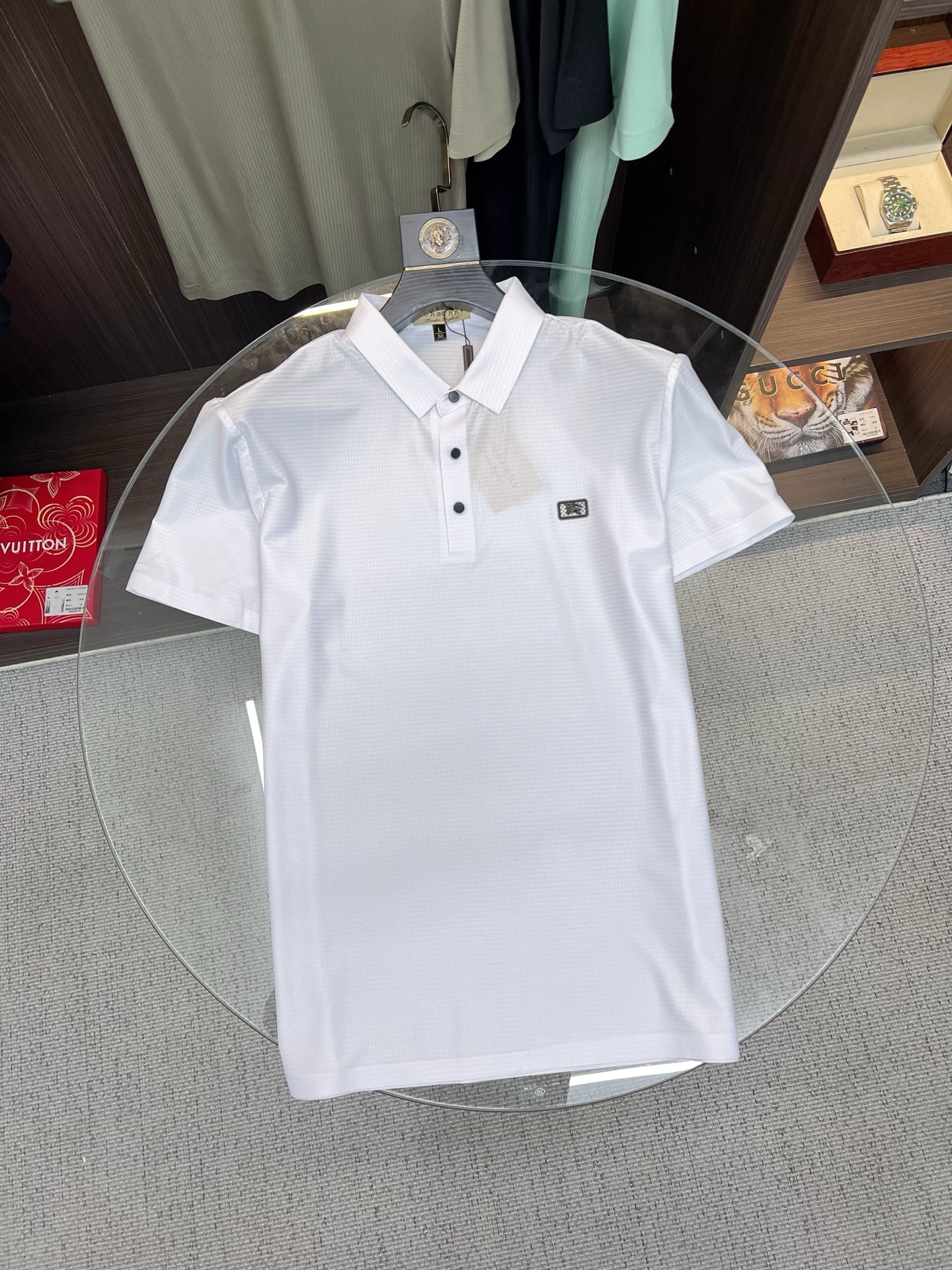 NO:848162,Price adjustment Burberry 2026  The new summer men's lapel polo shirt unlocks Italian elegance. The neckline design is the finishing touch of the entire short sleeve. Simple lines outline a neat shape. The iconic brand logo is presented on the chest with exquisite embroidery technology. It is low-key yet recognizable. Every detail demonstrates the brand's profound heritage and persistent pursuit of the brand. It is made of high-quality fabrics, soft and comfortable, with excellent breathability and delicate touch. Even when worn in the hot summer, you can always stay fresh!  Size M-3XL,,burberry,burberry,T-shirt,19860909调价 Burberry 巴宝莉 2026 夏季新款男士翻领polo衫,解锁意式优雅.领口设计是整件短袖的点睛之笔,简约线条勾勒出利落造型,标志性品牌logo以精致的刺绣工艺呈现于胸前,低调又不失辨识度,每一处细节都彰显着品牌的深厚底蕴与对品牌的执着追求.选用高品质面料,柔软舒适,透气性极佳,触感细腻,即使在炎炎夏日穿着,也能时刻保持清爽！ 码数M-3XL,,burberry,burberry,T-shirt,,Men's clothing