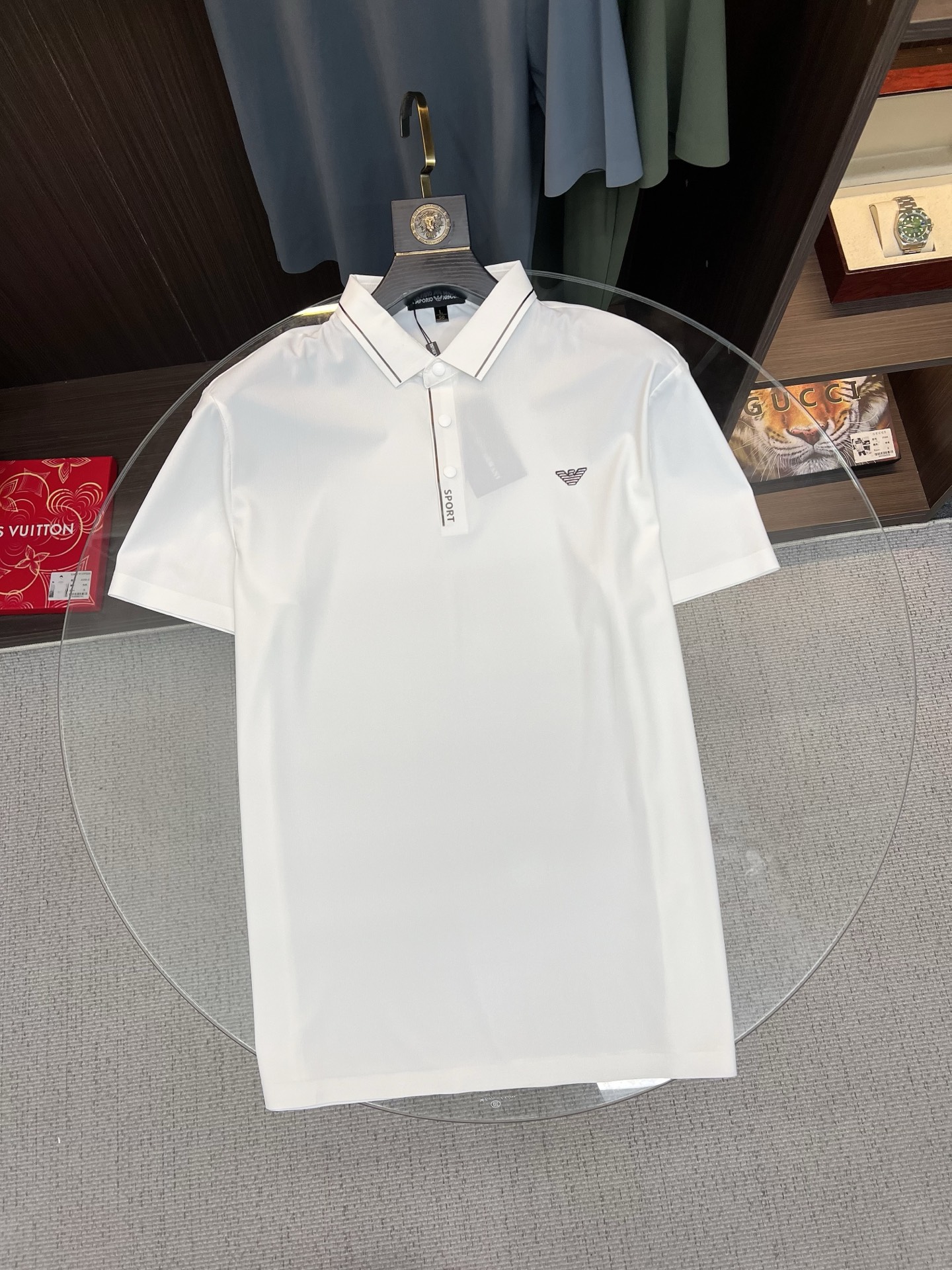 NO:848145,Price adjustment Armani Armani 2026  The new summer men's lapel polo shirt unlocks Italian elegance. The neckline design is the finishing touch of the entire short sleeve. Simple lines outline a neat shape. The iconic brand logo is presented on the chest with exquisite embroidery technology. It is low-key yet recognizable. Every detail demonstrates the brand's profound heritage and persistent pursuit of the brand. It is made of high-quality fabrics, soft and comfortable, with excellent breathability and delicate touch. Even when worn in the hot summer, you can always stay fresh!  Size M-3XL,,armani,armani,T-shirt,19860909调价 Armani 阿玛尼 2026 夏季新款男士翻领polo衫,解锁意式优雅.领口设计是整件短袖的点睛之笔,简约线条勾勒出利落造型,标志性品牌logo以精致的刺绣工艺呈现于胸前,低调又不失辨识度,每一处细节都彰显着品牌的深厚底蕴与对品牌的执着追求.选用高品质面料,柔软舒适,透气性极佳,触感细腻,即使在炎炎夏日穿着,也能时刻保持清爽！ 码数M-3XL,,armani,armani,T-shirt,,Men's clothing