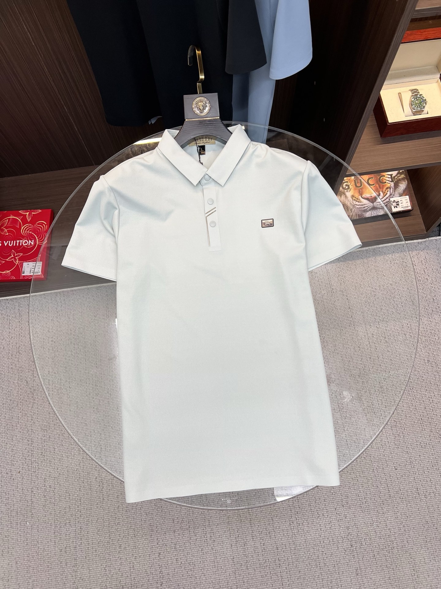 NO:848147,Price adjustment Burberry 2026  The new summer men's lapel polo shirt unlocks Italian elegance. The neckline design is the finishing touch of the entire short sleeve. Simple lines outline a neat shape. The iconic brand logo is presented on the chest with exquisite embroidery technology. It is low-key yet recognizable. Every detail demonstrates the brand's profound heritage and persistent pursuit of the brand. It is made of high-quality fabrics, soft and comfortable, with excellent breathability and delicate touch. Even when worn in the hot summer, you can always stay fresh!  Size M-3XL,,burberry,burberry,T-shirt,19860909调价 Burberry 巴宝莉 2026 夏季新款男士翻领polo衫,解锁意式优雅.领口设计是整件短袖的点睛之笔,简约线条勾勒出利落造型,标志性品牌logo以精致的刺绣工艺呈现于胸前,低调又不失辨识度,每一处细节都彰显着品牌的深厚底蕴与对品牌的执着追求.选用高品质面料,柔软舒适,透气性极佳,触感细腻,即使在炎炎夏日穿着,也能时刻保持清爽！ 码数M-3XL,,burberry,burberry,T-shirt,,Men's clothing