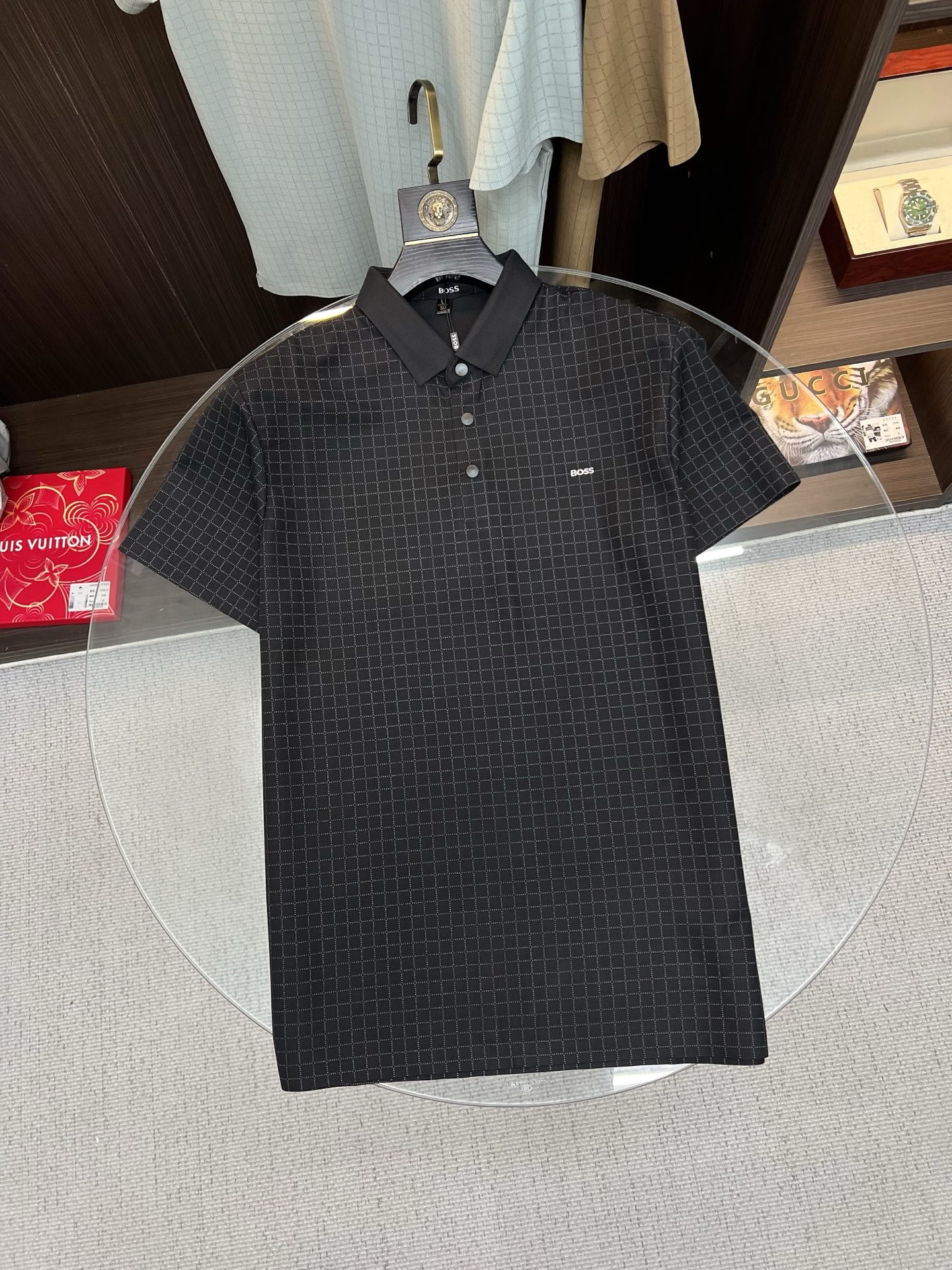NO:848149,Price adjustment BOSS 2026  The new summer men's lapel polo shirt unlocks Italian elegance. The neckline design is the finishing touch of the entire short sleeve. Simple lines outline a neat shape. The iconic brand logo is presented on the chest with exquisite embroidery technology. It is low-key yet recognizable. Every detail demonstrates the brand's profound heritage and persistent pursuit of the brand. It is made of high-quality fabrics, soft and comfortable, with excellent breathability and delicate touch. Even when worn in the hot summer, you can always stay fresh!  Size M-3XL,,T-shirt,19860909调价 BOSS 2026 夏季新款男士翻领polo衫,解锁意式优雅.领口设计是整件短袖的点睛之笔,简约线条勾勒出利落造型,标志性品牌logo以精致的刺绣工艺呈现于胸前,低调又不失辨识度,每一处细节都彰显着品牌的深厚底蕴与对品牌的执着追求.选用高品质面料,柔软舒适,透气性极佳,触感细腻,即使在炎炎夏日穿着,也能时刻保持清爽！ 码数M-3XL,,T-shirt,,Men's clothing