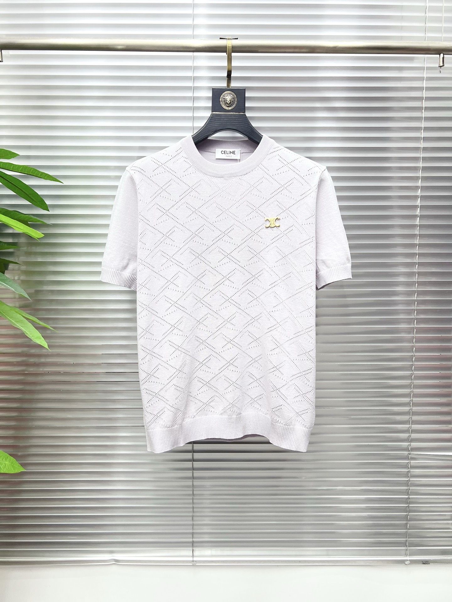NO:838701,Chanel's new knitted short-sleeve, ultra-classic design, simple without any unnecessary cumbersomeness, a versatile item that is indispensable in the wardrobe, made of high-quality wool, super comfortable to wear, avant-garde and practical, exquisite and perfect craftsmanship, a classic in the fashion and leisure series!  Size M-3XL,,chanel,T-shirt,19860909香奈儿 新款针织短袖,超经典设计,简约没有任何多余累赘感,衣橱不可缺少的一件百搭单品,采用优质羊毛制作而成,穿身上超级舒适,前卫又实穿,精致完美工艺,时尚休闲系列的经典之作！ 尺码M-3XL,,chanel,T-shirt,,Men's clothing