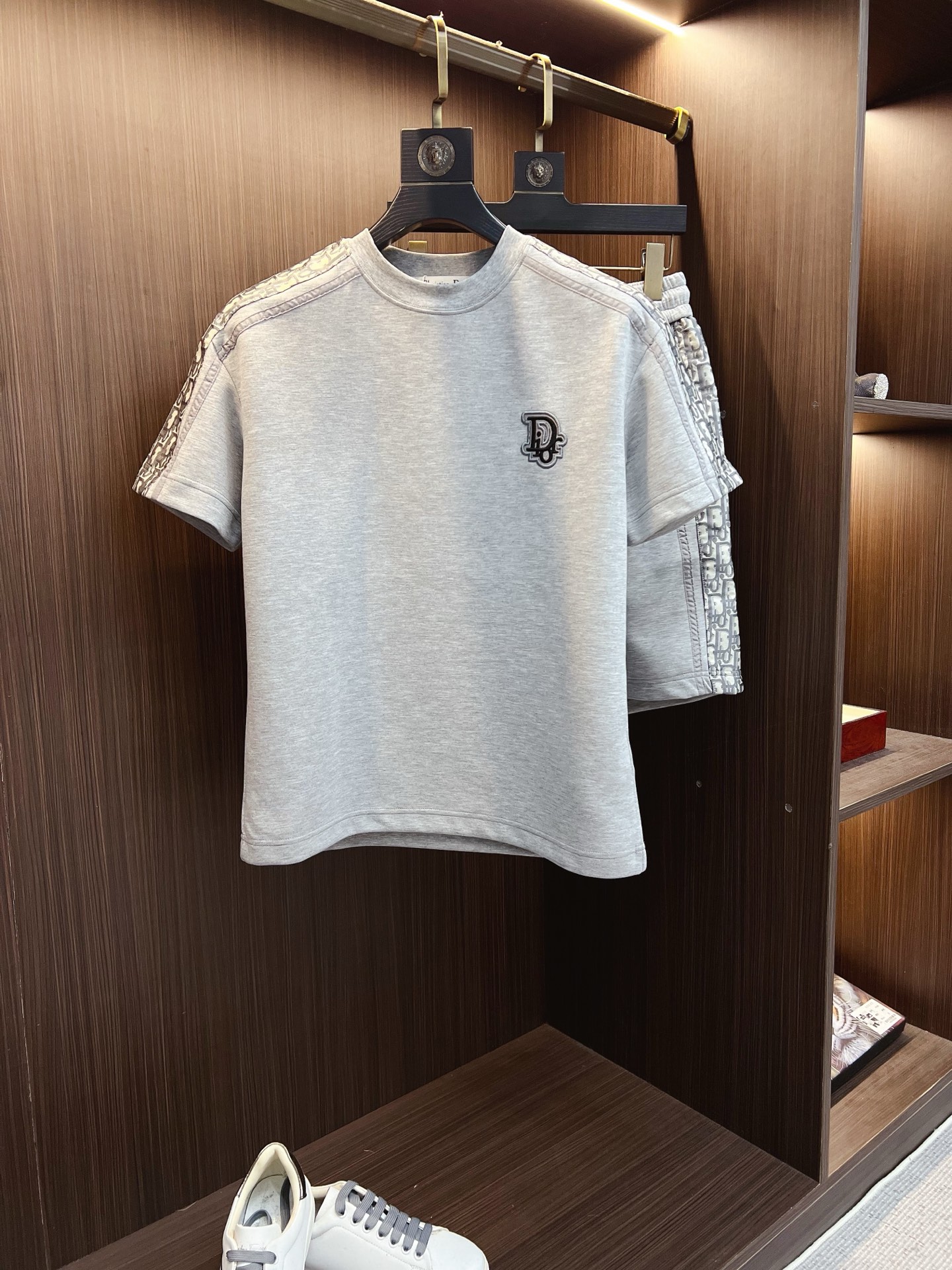 NO:841299,Dior Dior's latest 2026 summer style, same style for men and women, classic design short-sleeved T-shirt shorts suit, slightly expanded version, customized air layer fabric, soft to the touch, comfortable to wear, fine workmanship. The upper body effect is incomparably handsome, size M-3XL,, dior, dior, shorts, T-shirt, tees, t-shirt,19860909Dior 迪奥 2026夏季最新款,男女同款,经典设计短袖T恤短裤套装,微扩版型,定制空气层面料,手感柔软,穿着舒适,做工精细.上身效果无敌帅气,码数M-3XL,,dior,dior,shorts,T-shirt,tees，t-shirt,,Men's clothing