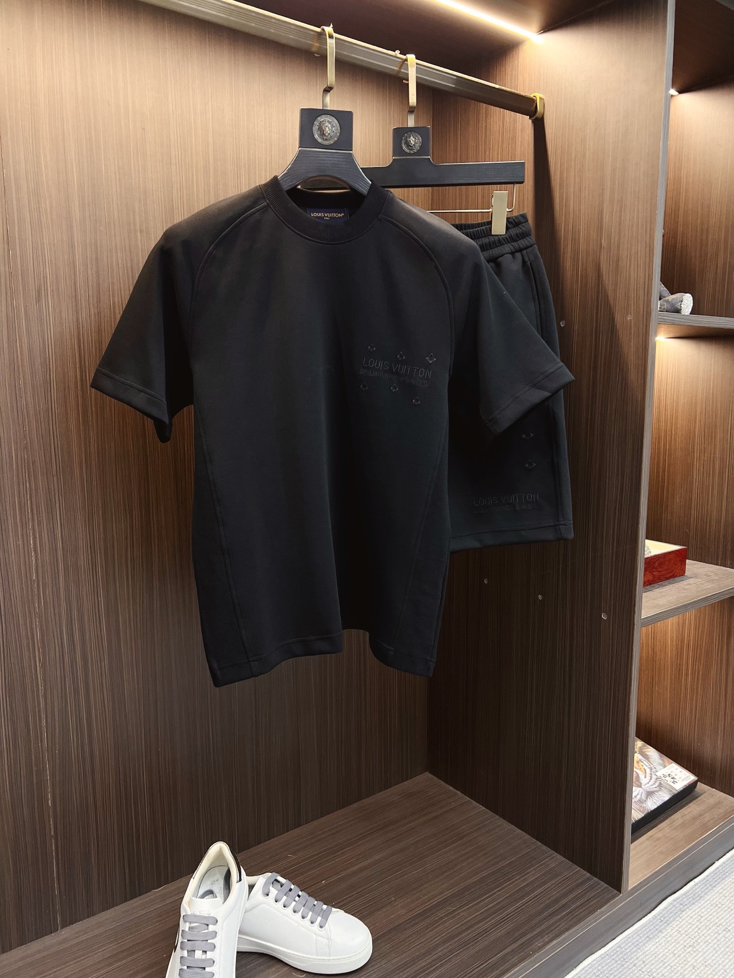 NO:841305,LV 2026 summer latest model, same style for men and women, classic design short-sleeved T-shirt shorts suit, slightly expanded version, customized air layer fabric, soft to the touch, comfortable to wear, fine workmanship. The upper body effect is invincible and handsome, size M-3XL,, louis vuitton, shorts, T-shirt, tees, t-shirt,19860909LV 2026夏季最新款,男女同款,经典设计短袖T恤短裤套装,微扩版型,定制空气层面料,手感柔软,穿着舒适,做工精细.上身效果无敌帅气,码数M-3XL,,louis vuitton,shorts,T-shirt,tees，t-shirt,,Men's clothing