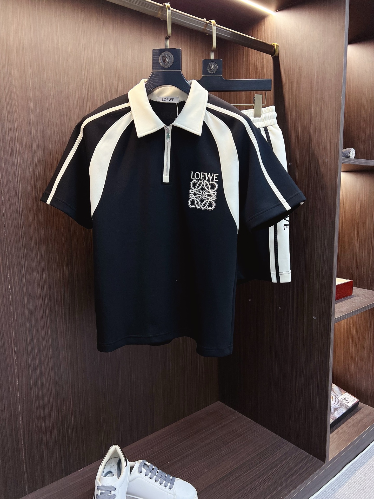 NO:841317,LOEWE 2026 summer latest model, same style for men and women, classic design short-sleeved T-shirt shorts suit, slightly expanded version, customized air layer fabric, soft to the touch, comfortable to wear, fine workmanship. The upper body effect is invincible and handsome, size M-3XL,,loewe,loewe,shorts,T-shirt,tees,t-shirt,19860909LOEWE 罗意威 2026夏季最新款,男女同款,经典设计短袖T恤短裤套装,微扩版型,定制空气层面料,手感柔软,穿着舒适,做工精细.上身效果无敌帅气,码数M-3XL,,loewe,loewe,shorts,T-shirt,tees，t-shirt,,Men's clothing