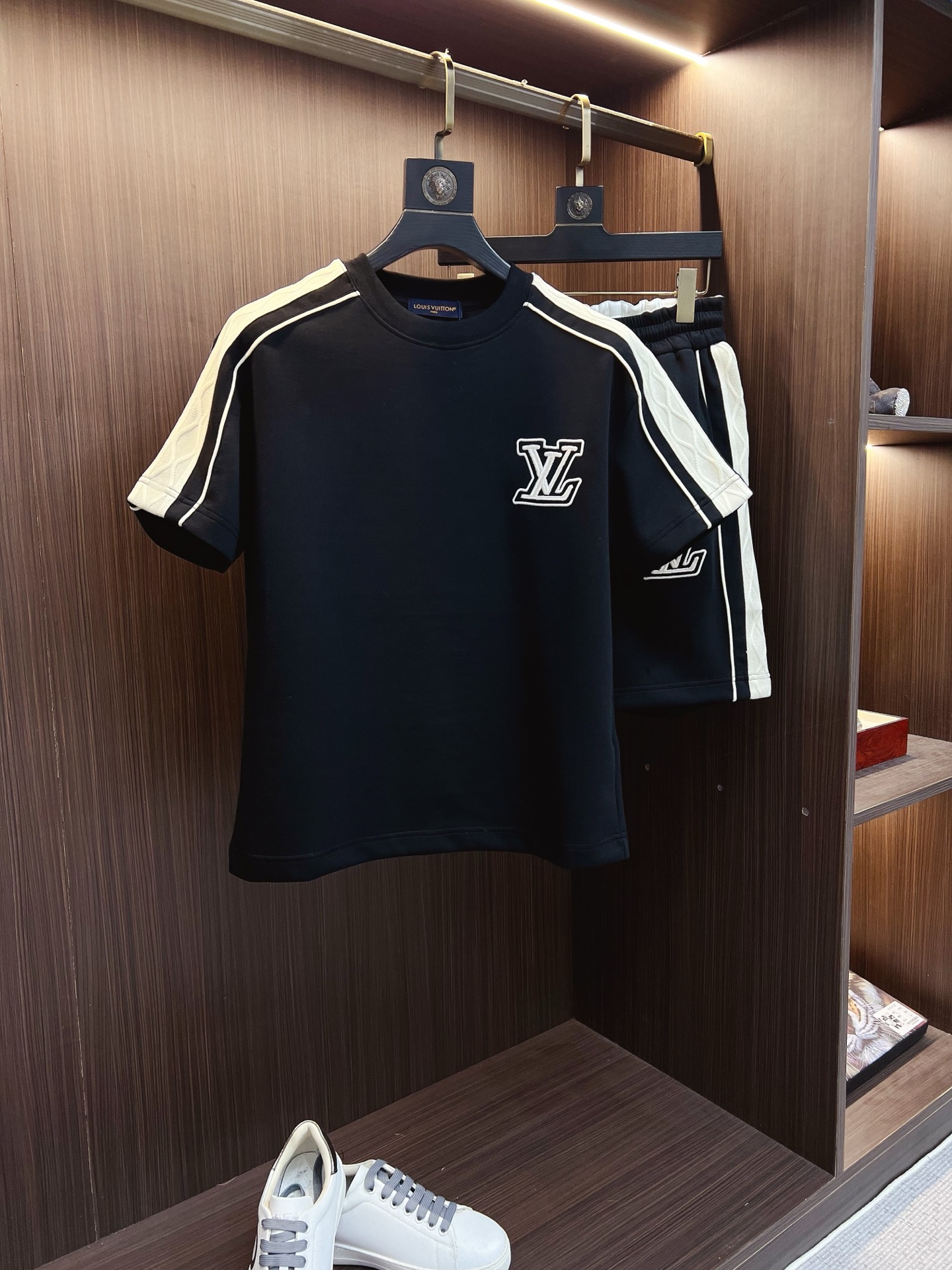 NO:841323,LV 2026 summer latest model, same style for men and women, classic design short-sleeved T-shirt shorts suit, slightly expanded version, customized air layer fabric, soft to the touch, comfortable to wear, fine workmanship. The upper body effect is invincible and handsome, size M-3XL,, louis vuitton, shorts, T-shirt, tees, t-shirt,19860909LV 2026夏季最新款,男女同款,经典设计短袖T恤短裤套装,微扩版型,定制空气层面料,手感柔软,穿着舒适,做工精细.上身效果无敌帅气,码数M-3XL,,louis vuitton,shorts,T-shirt,tees，t-shirt,,Men's clothing