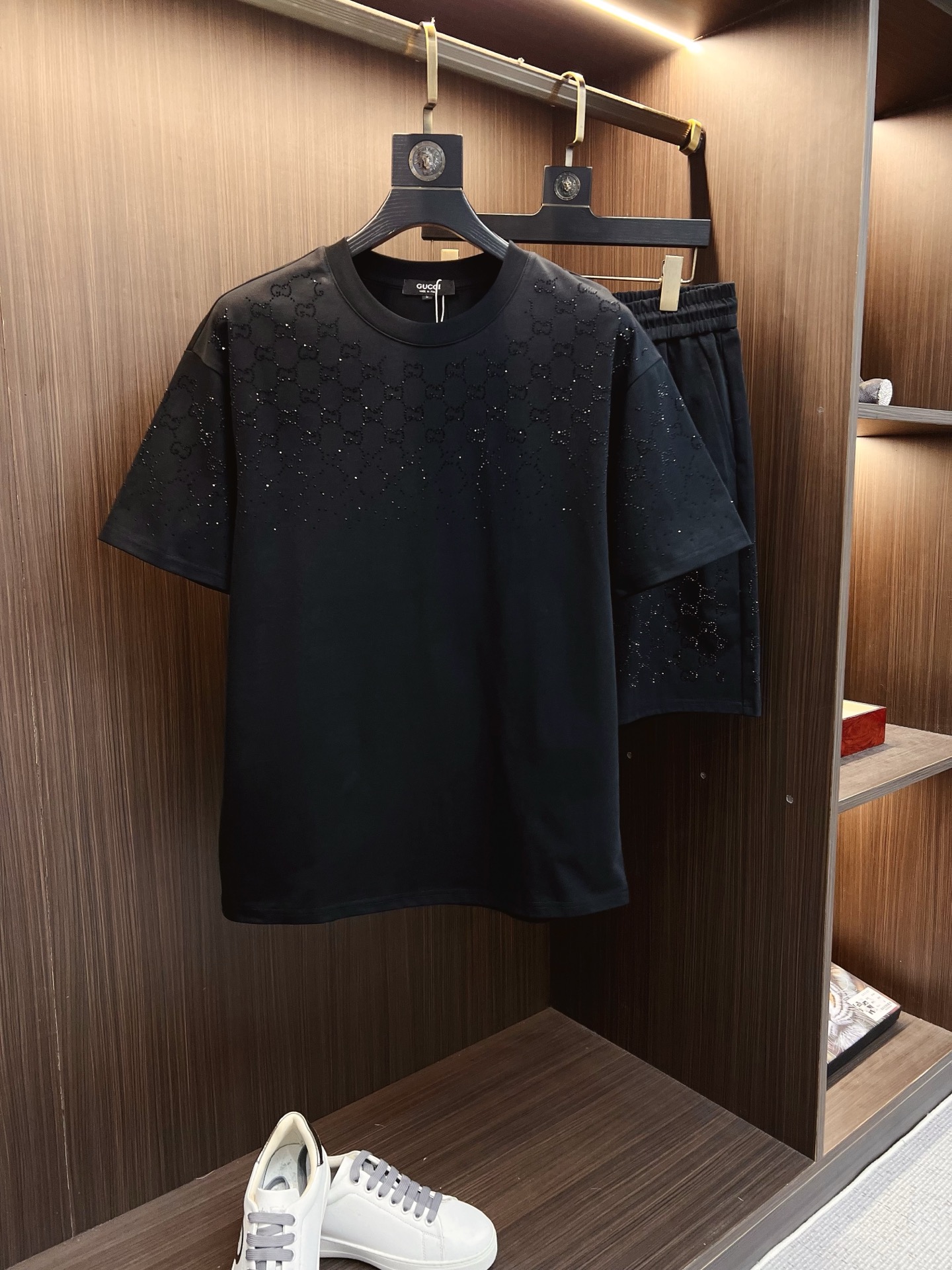 NO:841329,GUCCI Gucci 2026 latest summer style, same style for men and women, classic design short-sleeved T-shirt shorts suit, slightly expanded version, customized air layer fabric, soft to the touch, comfortable to wear, fine workmanship. The upper body effect is incomparably handsome, size M-3XL,, gucci, shorts, T-shirt, tees, t-shirt,19860909GUCCI 古奇 2026夏季最新款,男女同款,经典设计短袖T恤短裤套装,微扩版型,定制空气层面料,手感柔软,穿着舒适,做工精细.上身效果无敌帅气,码数M-3XL,,gucci,shorts,T-shirt,tees，t-shirt,,Men's clothing