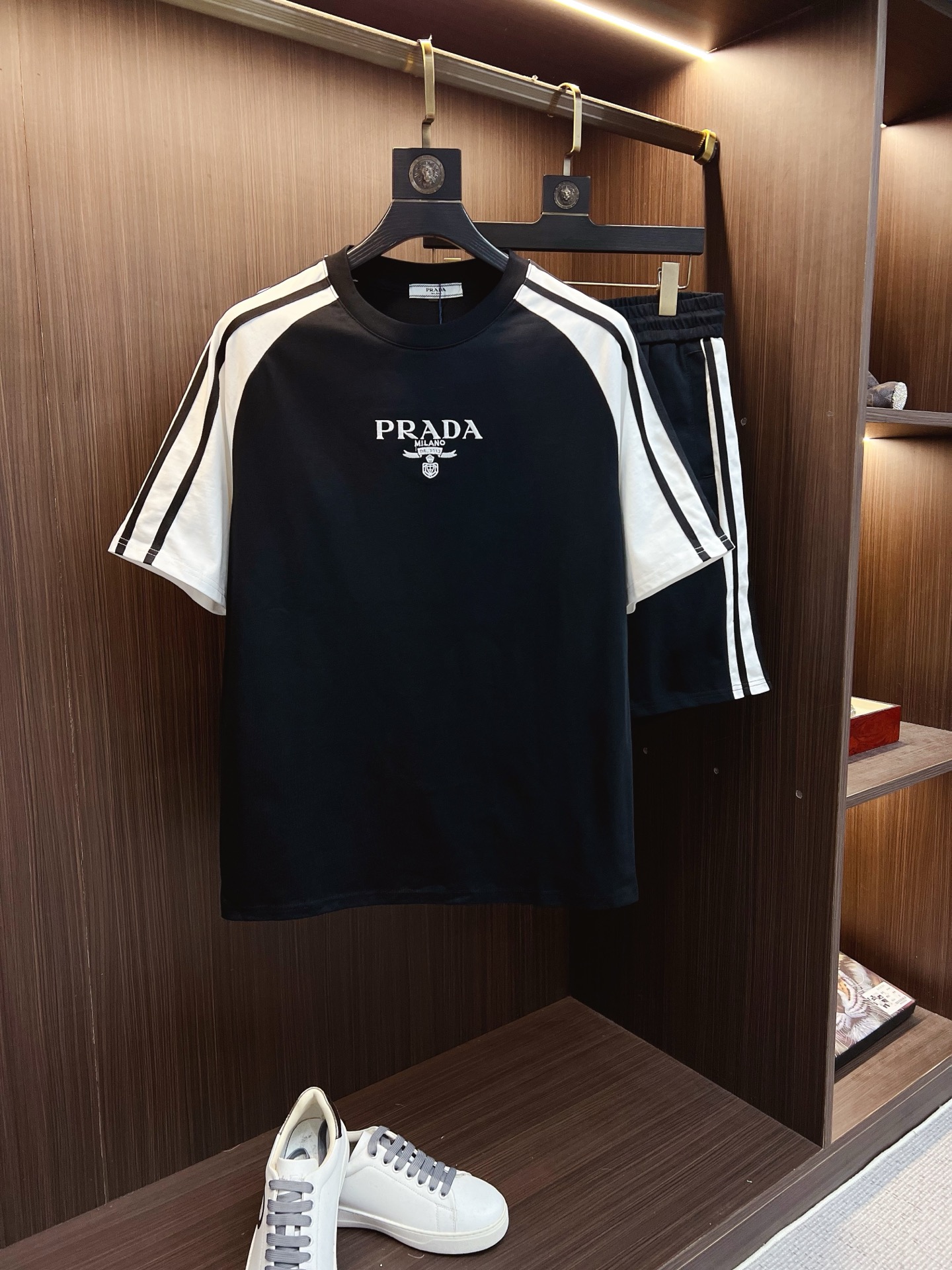 NO:841336,PRADA 2026 summer latest model, same style for men and women, classic design short-sleeved T-shirt shorts suit, slightly expanded version, customized air layer fabric, soft to the touch, comfortable to wear, fine workmanship. The upper body effect is incomparably handsome, size M-3XL,, prada, prada, shorts, T-shirt, tees, t-shirt,19860909PRADA 普拉达 2026夏季最新款,男女同款,经典设计短袖T恤短裤套装,微扩版型,定制空气层面料,手感柔软,穿着舒适,做工精细.上身效果无敌帅气,码数M-3XL,,prada,prada,shorts,T-shirt,tees，t-shirt,,Men's clothing